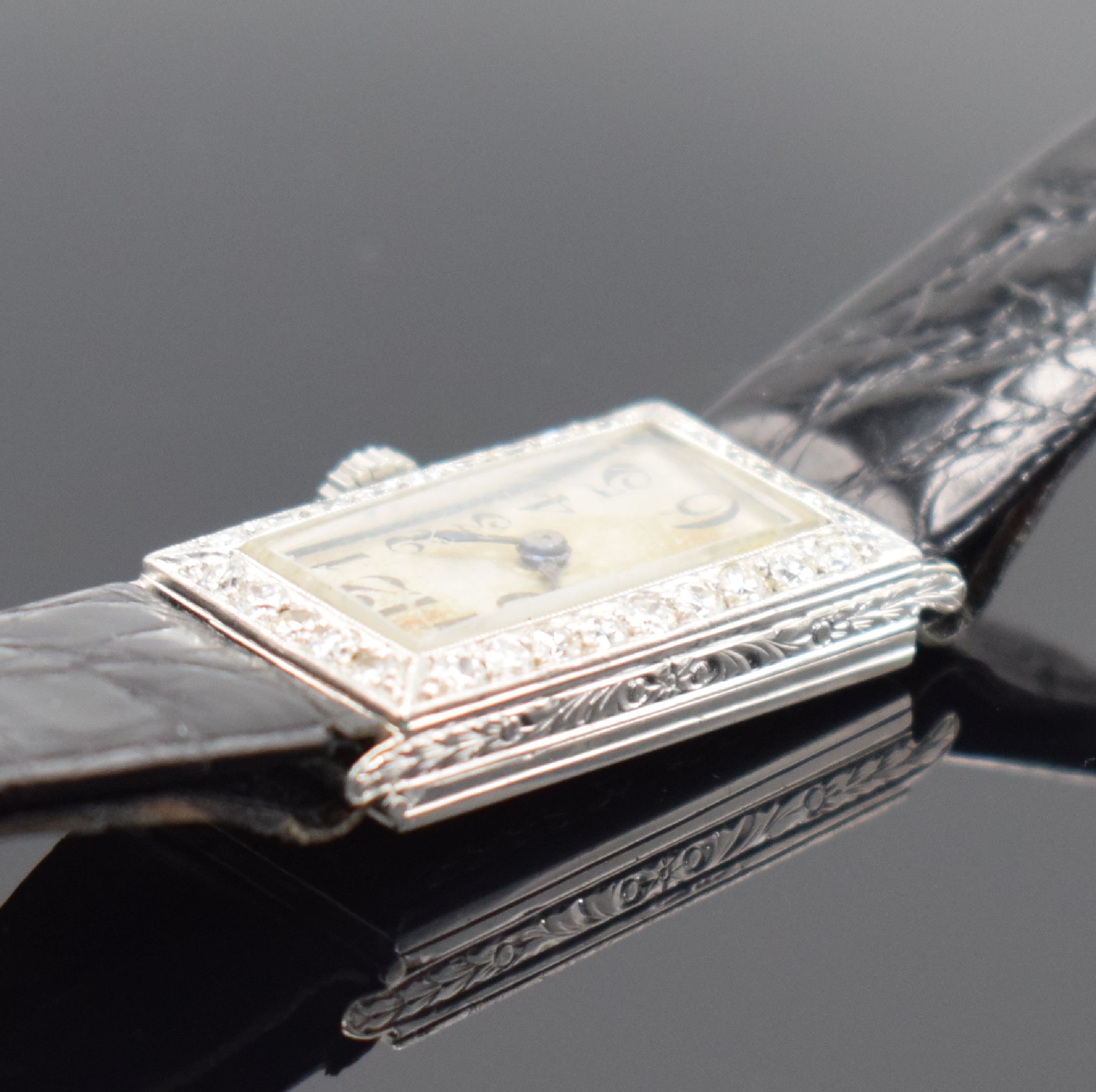 Detail b: Art Deco Damenarmbanduhr in WG 750/000 mit IWC Werk & Diamanten, Schweiz um 1925, Handaufzug, neutr. Geh. sign. D & L. Co, Gehäuserand & ...