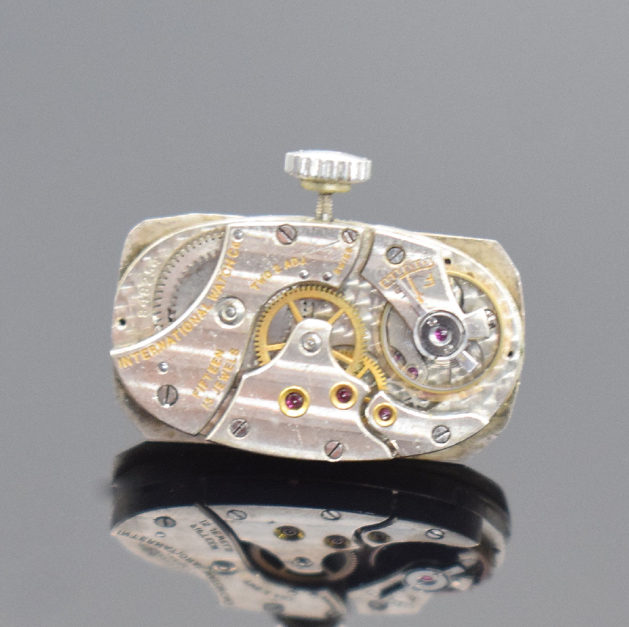 Detail d: Art Deco Damenarmbanduhr in WG 750/000 mit IWC Werk & Diamanten, Schweiz um 1925, Handaufzug, neutr. Geh. sign. D & L. Co, Gehäuserand & ...