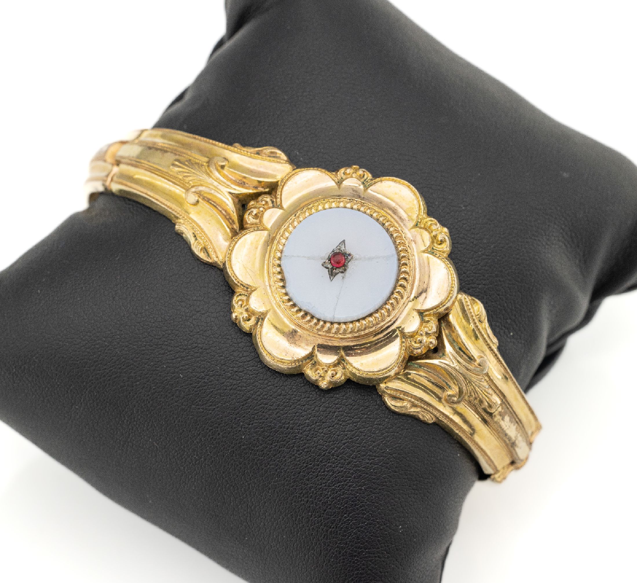 Biedermeier Armband, um 1840-50 Schaumgold,mit Achat (besch.), Lötspuren, altersbed. Tragespuren, L.ca. 17.5 cm, ca. 29 .8 g