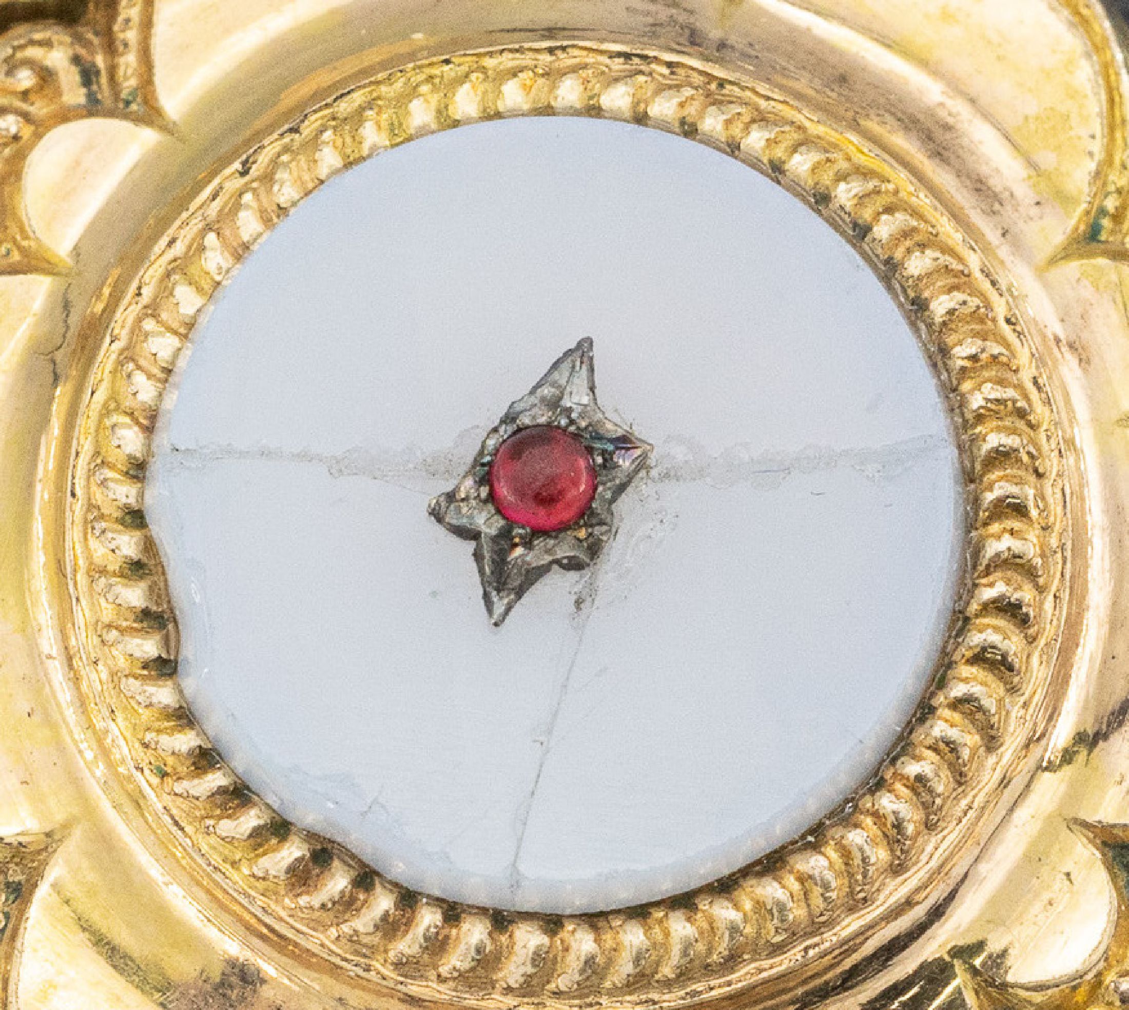 Detail a: Biedermeier Armband, um 1840-50 Schaumgold,mit Achat (besch.), Lötspuren, altersbed. Tragespuren, L.ca. 17.5 cm, ca. 29 .8 g