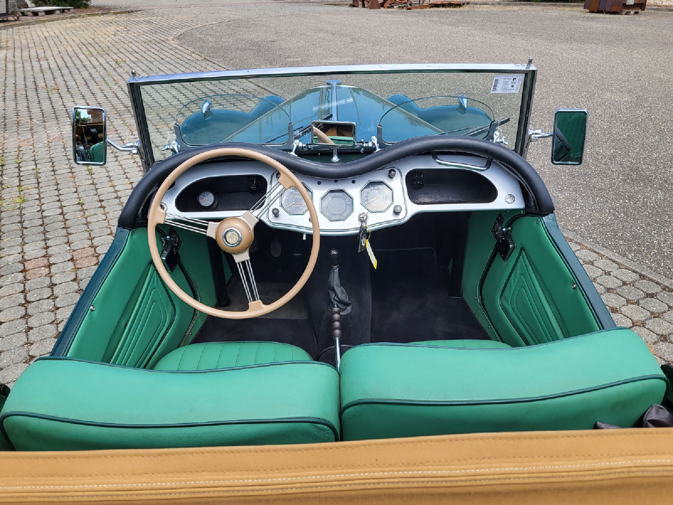 Detail c: MG - TF 1250 Roadster, EZ 01/1954, Fahrgestellnummer: HDA46Y3507 Motor. Nr. XPAG/TF 33258, Laufleistung ca. 55.500 km, 42 kW/ 57 PS, dieser aus einer ...