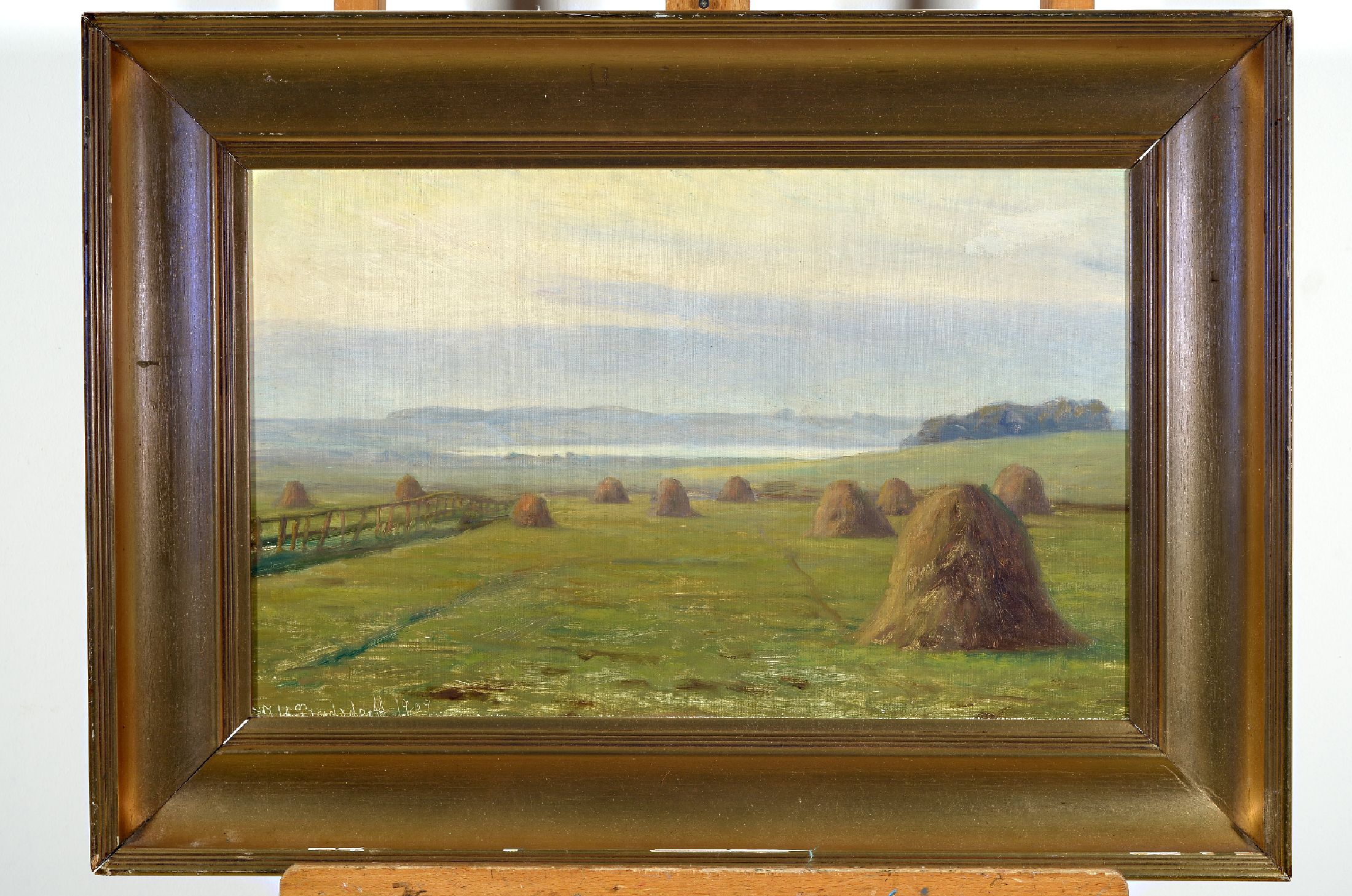 Johan Ulrik Bredsdorf, 1845-1928, Heustapel auf einer gemähten Wiese, Öl/Lwd, links unten signiert und dat. 1909, ca. 34x55cm, R. ca. 51x73cm
