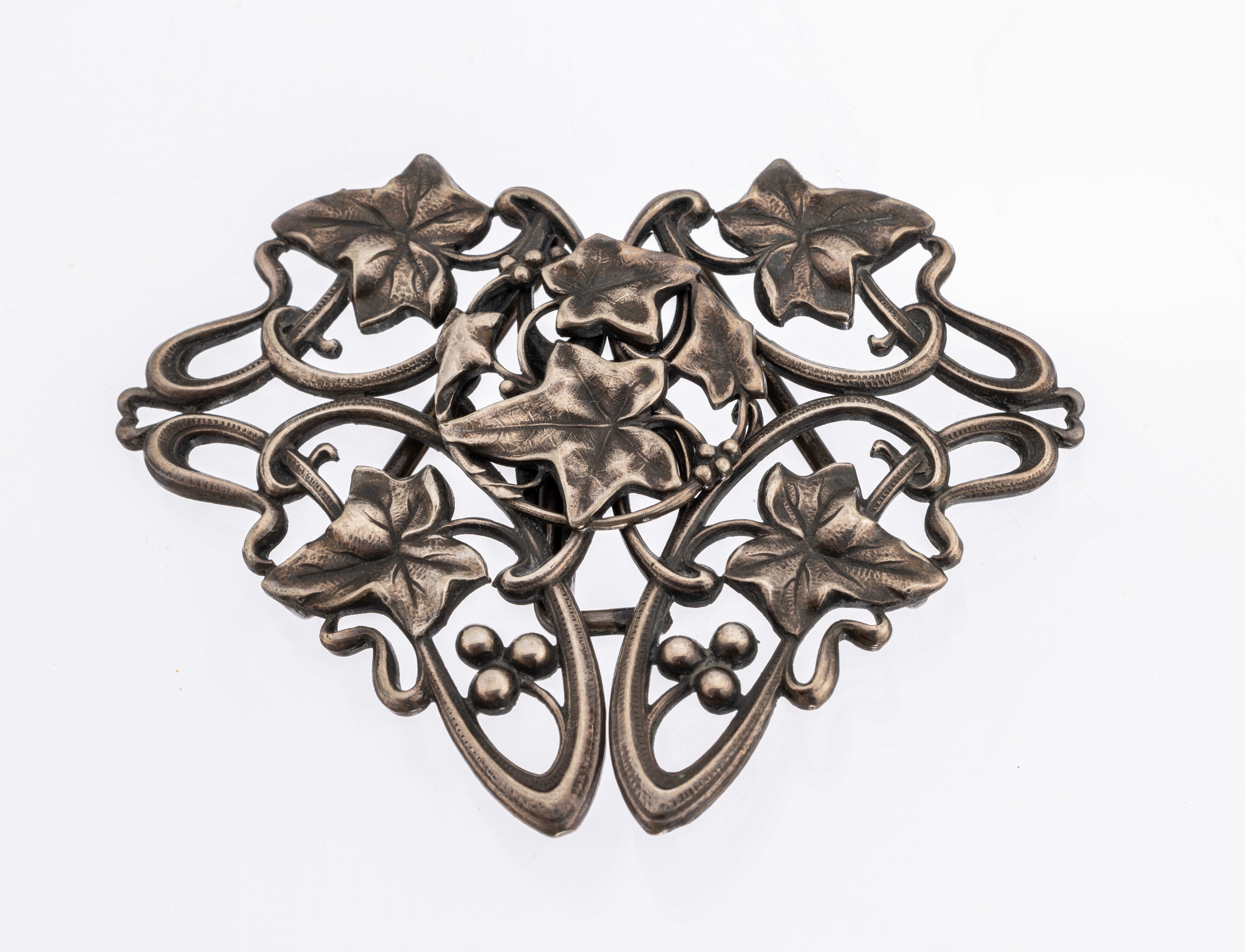Jugendstil-Gürtelschließe, Frankreich um 1900,800er Silber, Meistermarke in Raute nicht identifiziert, zeittyp., floraler Dekor mit Efeu in symm. ...