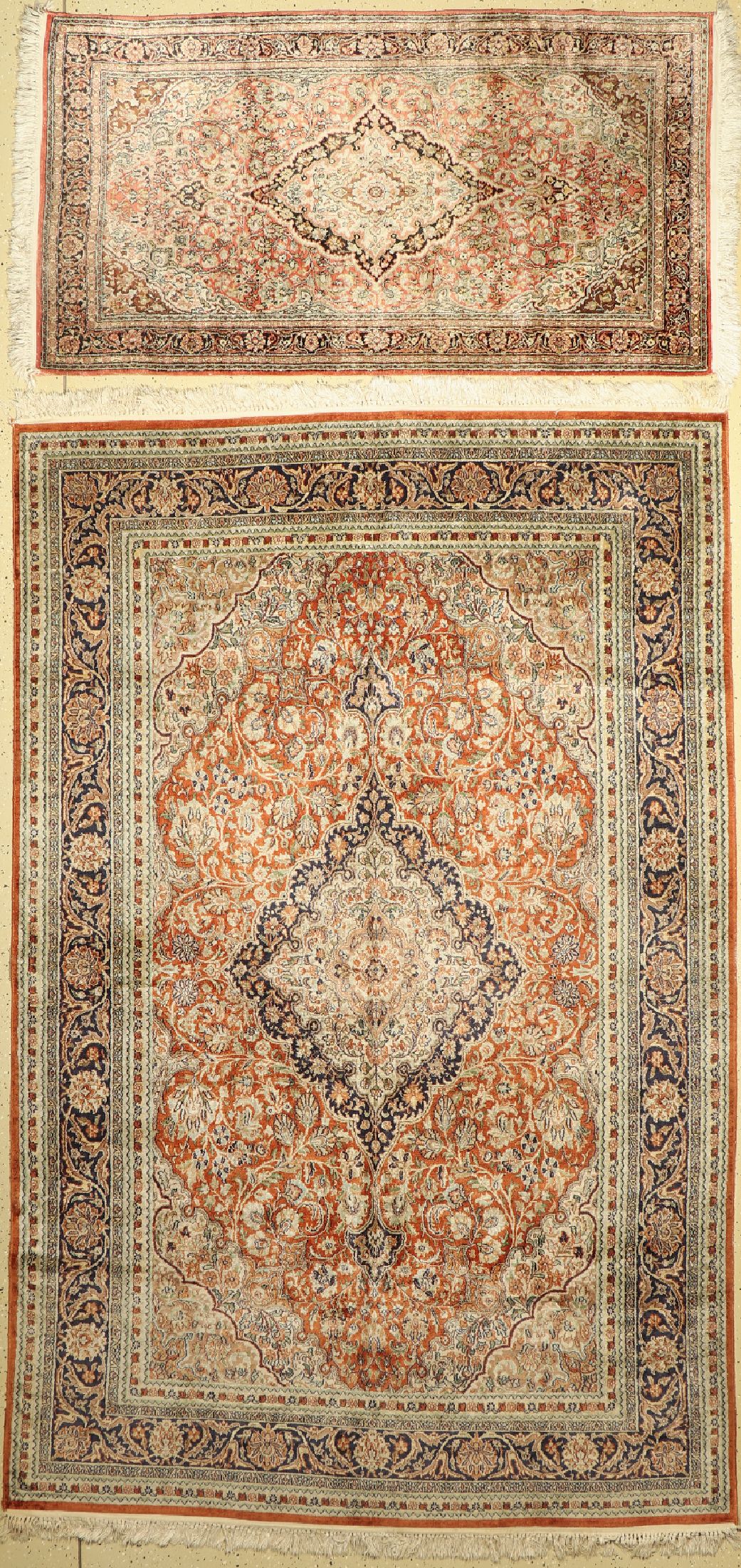 2 Lots Kashmir Seide, Indien, ca. 50 Jahre,Seide auf Baumwolle, ca.280 x 180 & 170 x 90cm. EHZ:2 (Fleckig)