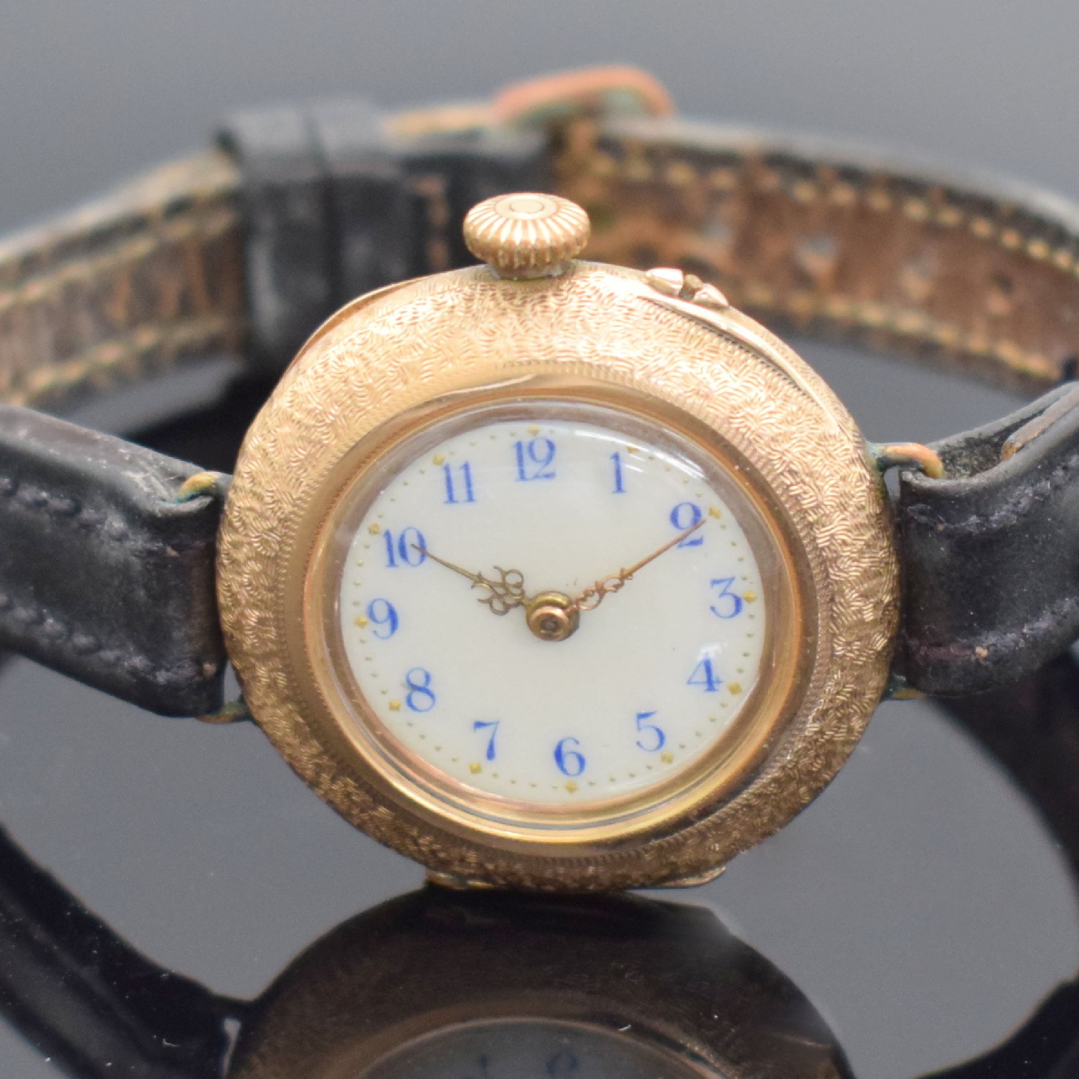 Detail a: 2 zu Armbanduhren umgebaute Taschenuhren in RG 585/000, Schweiz um 1900, guill. Rückdeckel m. Monogramm & floraler grav., Geh. dell., beide ...