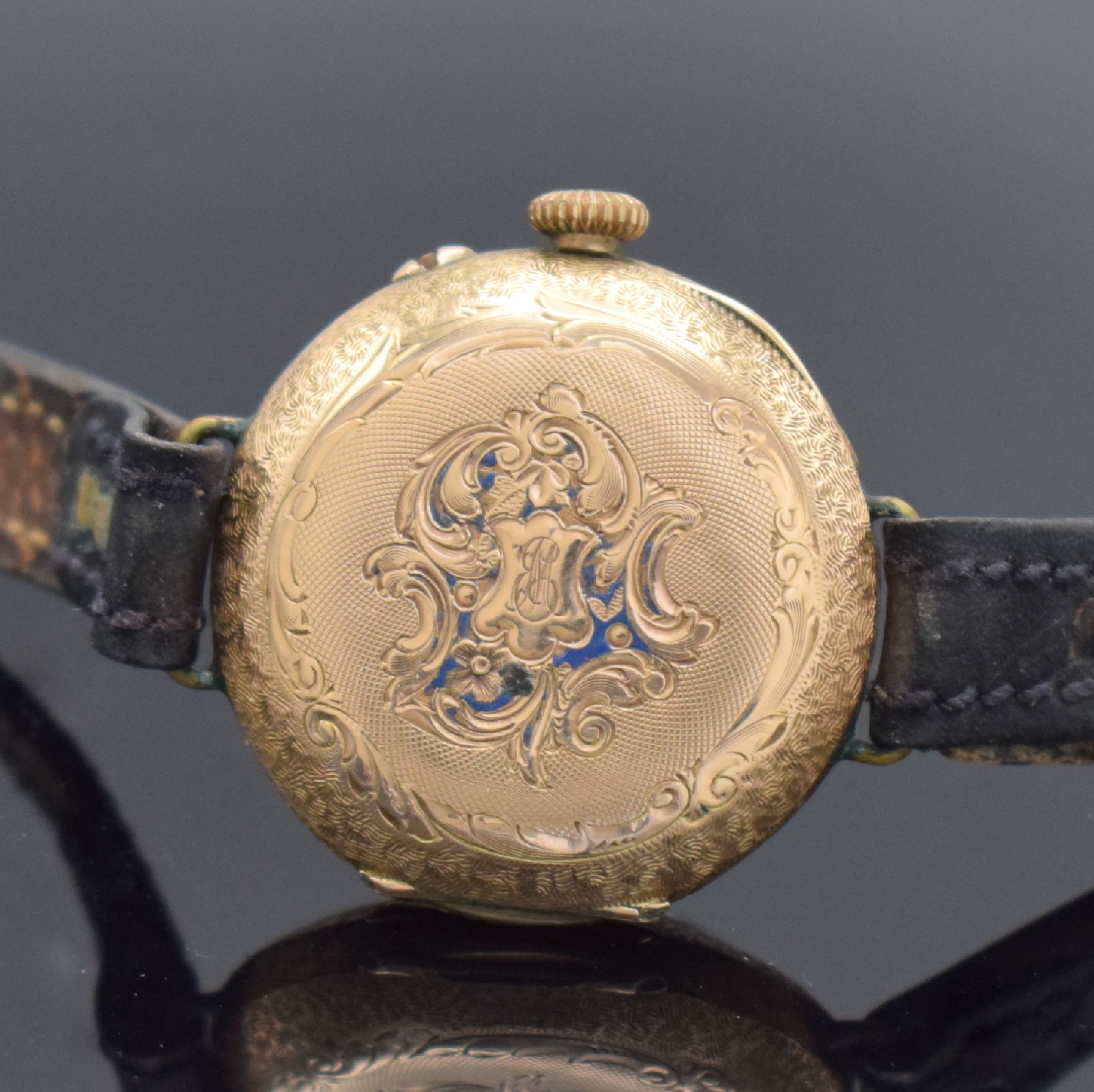 Detail b: 2 zu Armbanduhren umgebaute Taschenuhren in RG 585/000, Schweiz um 1900, guill. Rückdeckel m. Monogramm & floraler grav., Geh. dell., beide ...