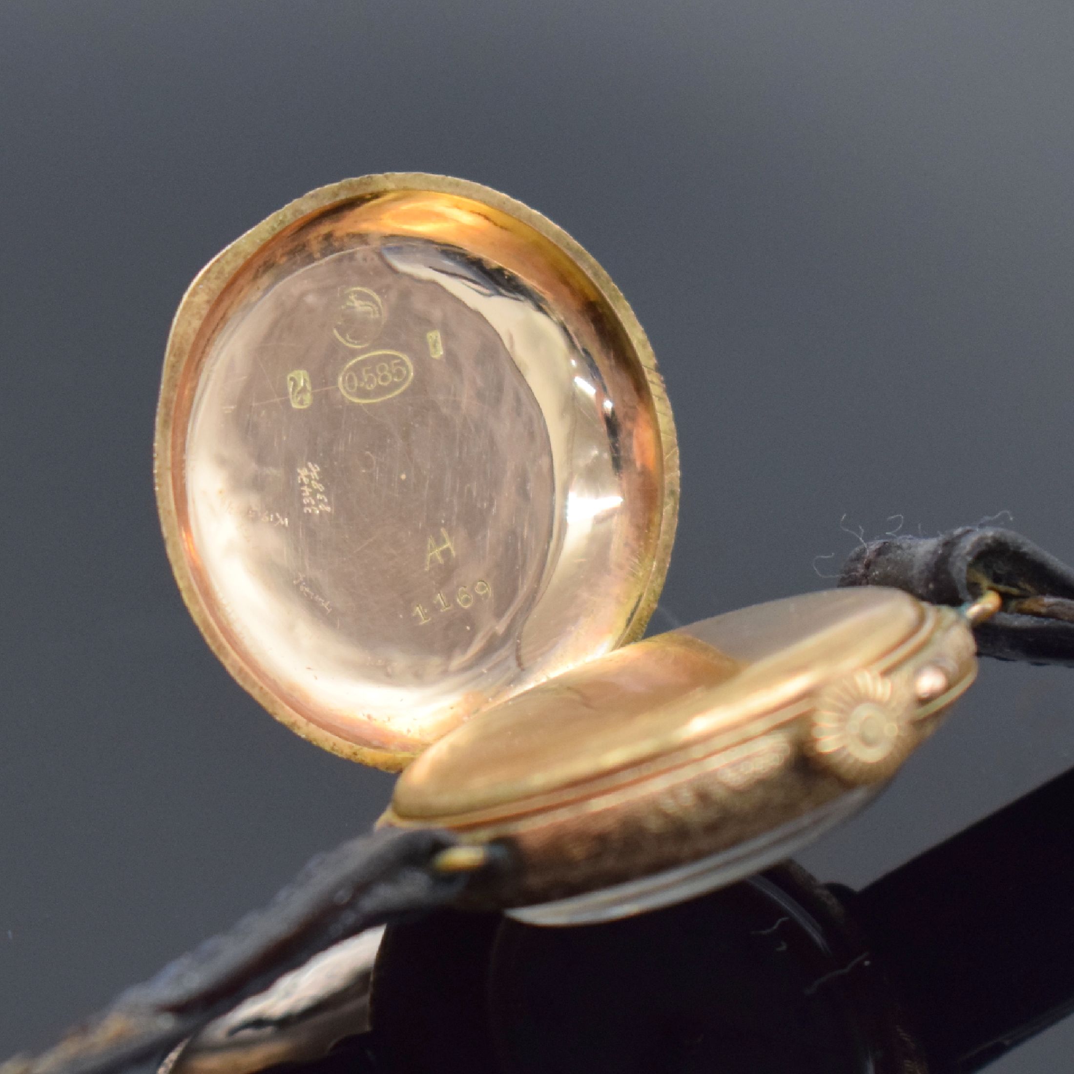 Detail c: 2 zu Armbanduhren umgebaute Taschenuhren in RG 585/000, Schweiz um 1900, guill. Rückdeckel m. Monogramm & floraler grav., Geh. dell., beide ...