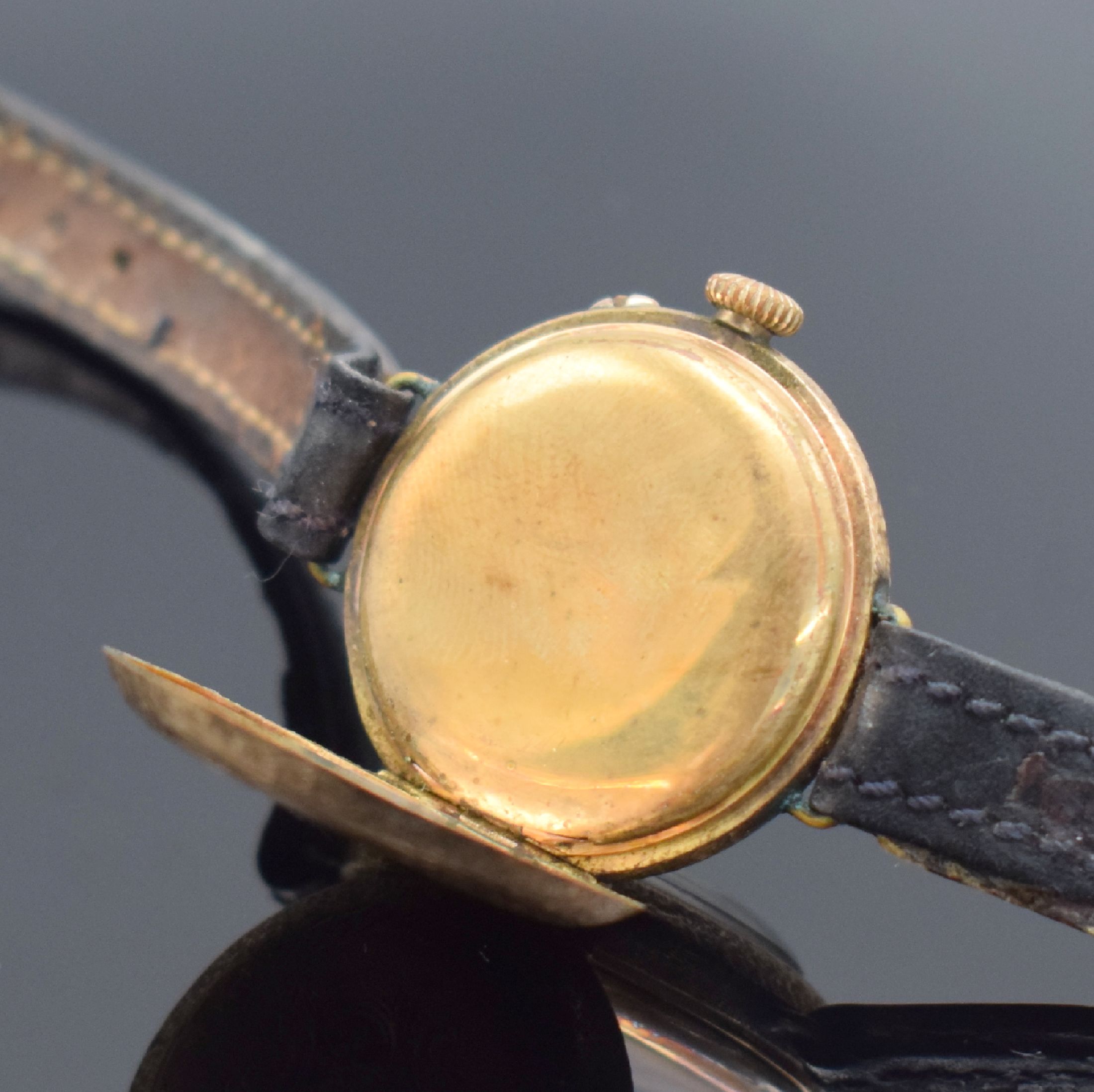 Detail d: 2 zu Armbanduhren umgebaute Taschenuhren in RG 585/000, Schweiz um 1900, guill. Rückdeckel m. Monogramm & floraler grav., Geh. dell., beide ...