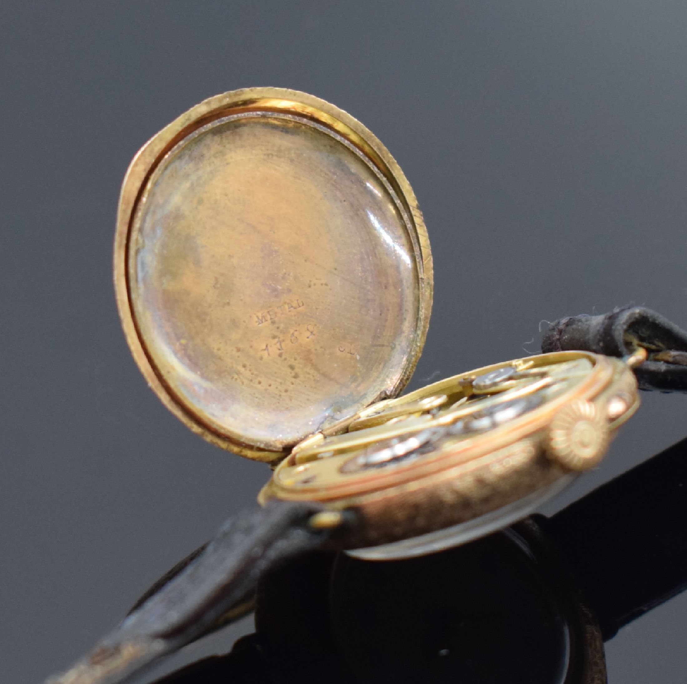 Detail e: 2 zu Armbanduhren umgebaute Taschenuhren in RG 585/000, Schweiz um 1900, guill. Rückdeckel m. Monogramm & floraler grav., Geh. dell., beide ...