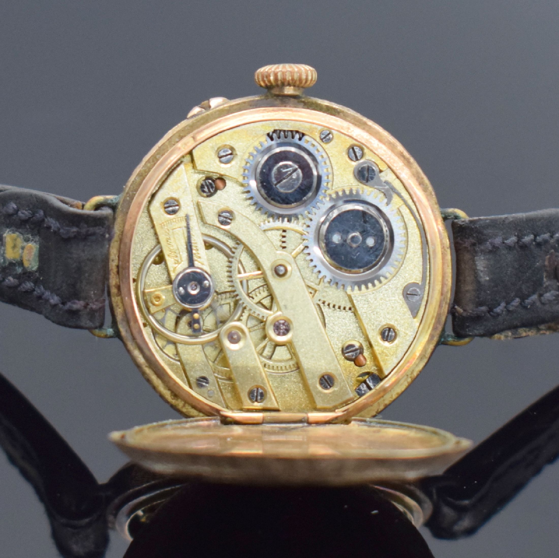 Detail f: 2 zu Armbanduhren umgebaute Taschenuhren in RG 585/000, Schweiz um 1900, guill. Rückdeckel m. Monogramm & floraler grav., Geh. dell., beide ...