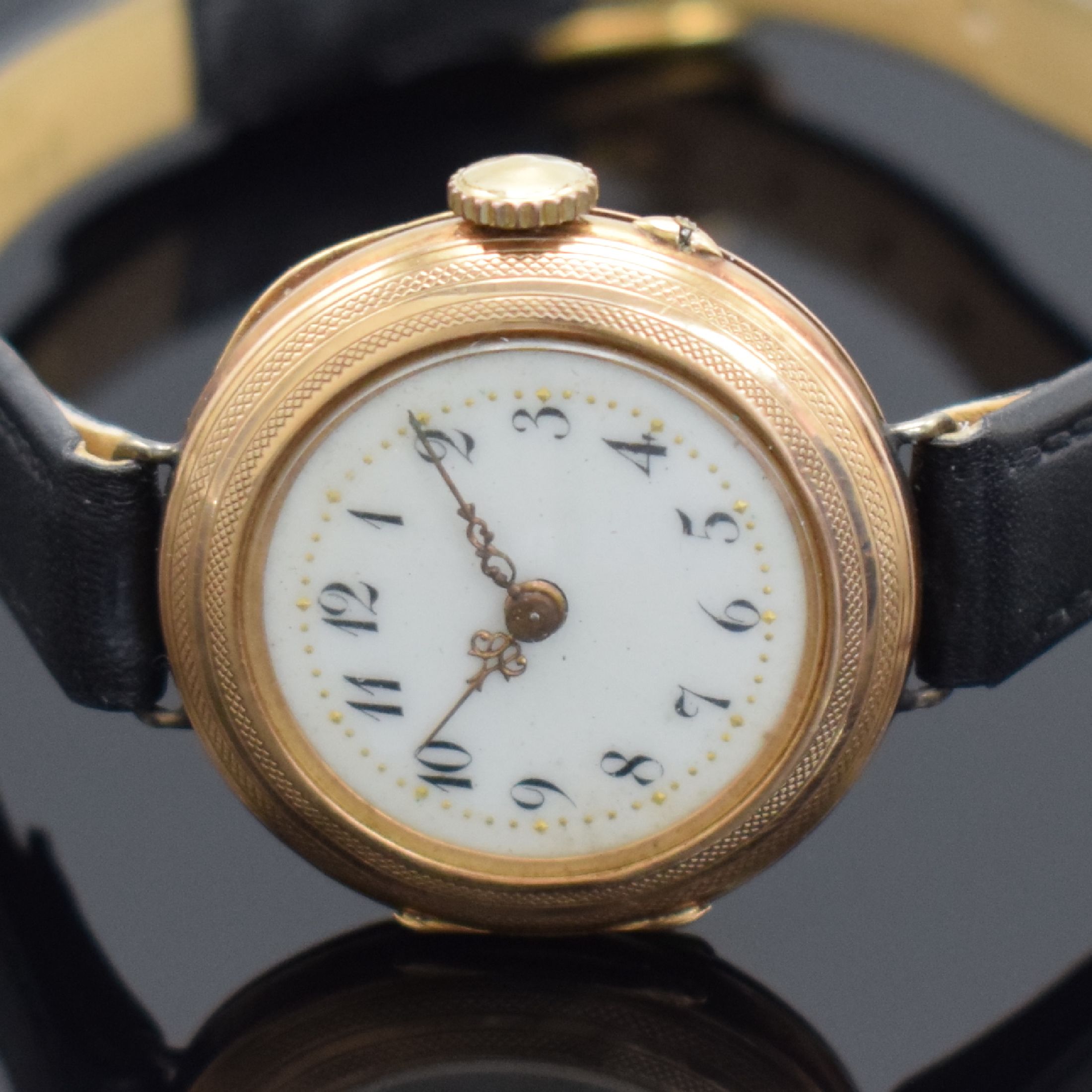 Detail g: 2 zu Armbanduhren umgebaute Taschenuhren in RG 585/000, Schweiz um 1900, guill. Rückdeckel m. Monogramm & floraler grav., Geh. dell., beide ...