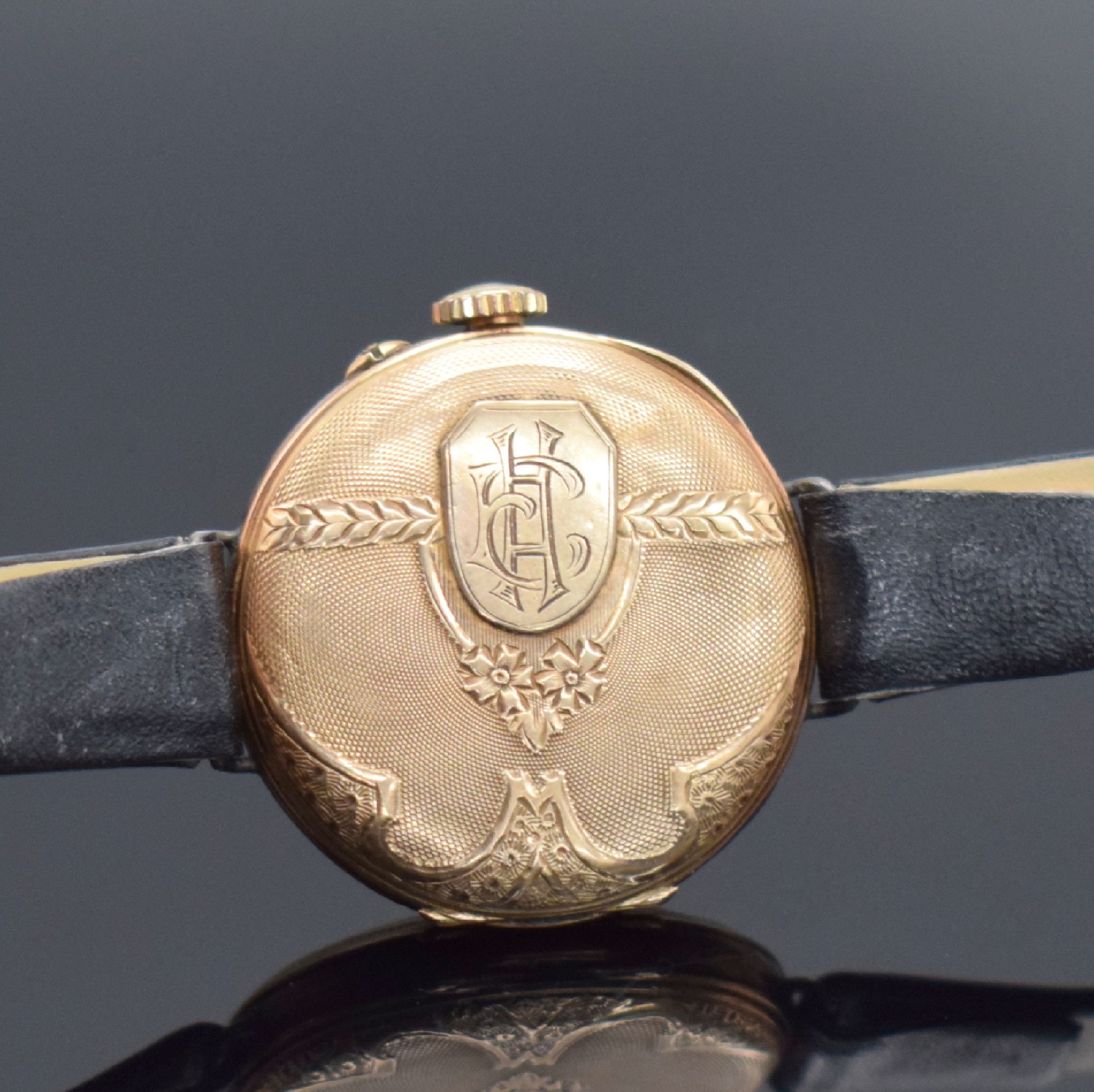 Detail h: 2 zu Armbanduhren umgebaute Taschenuhren in RG 585/000, Schweiz um 1900, guill. Rückdeckel m. Monogramm & floraler grav., Geh. dell., beide ...