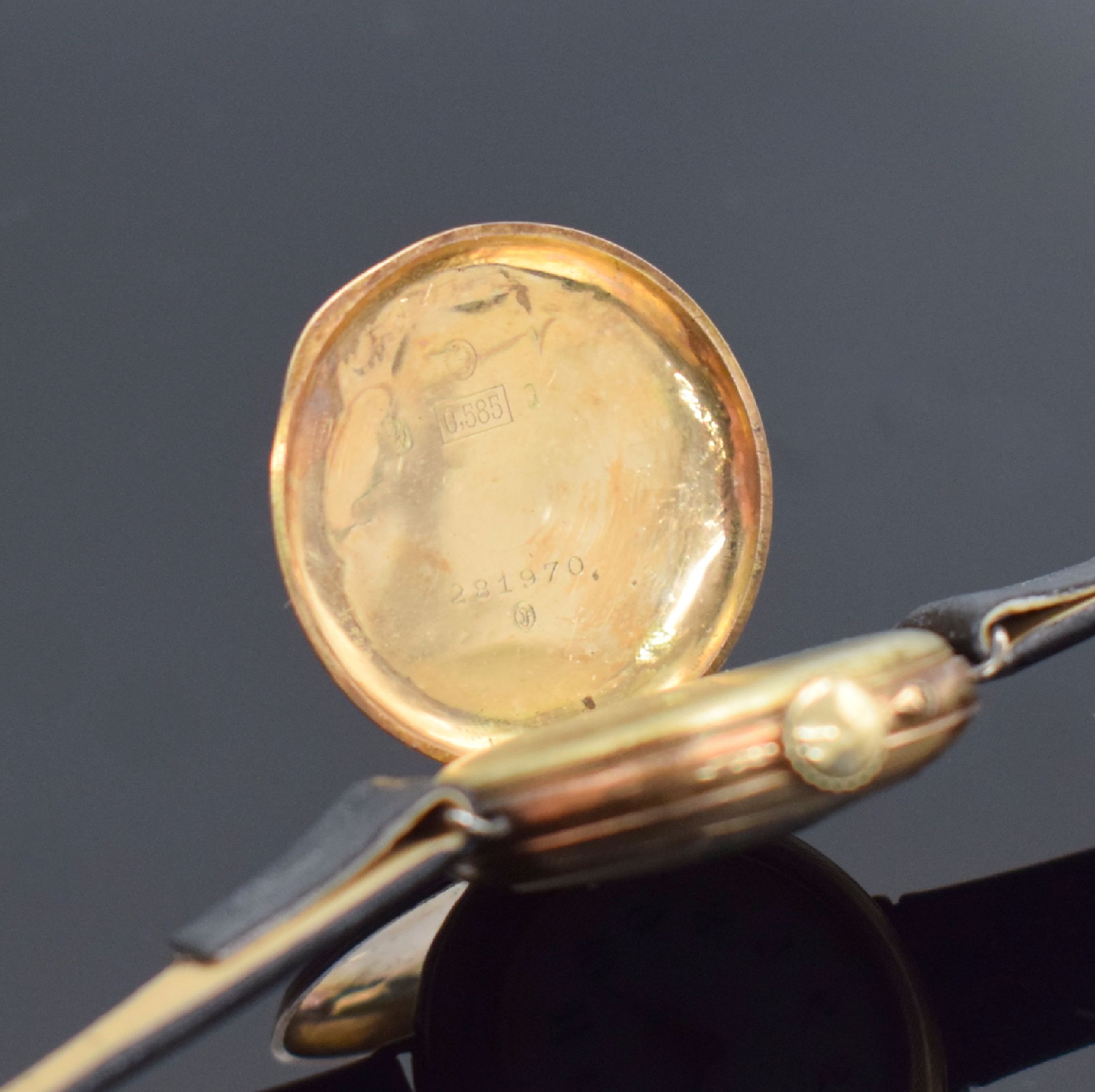 Detail i: 2 zu Armbanduhren umgebaute Taschenuhren in RG 585/000, Schweiz um 1900, guill. Rückdeckel m. Monogramm & floraler grav., Geh. dell., beide ...