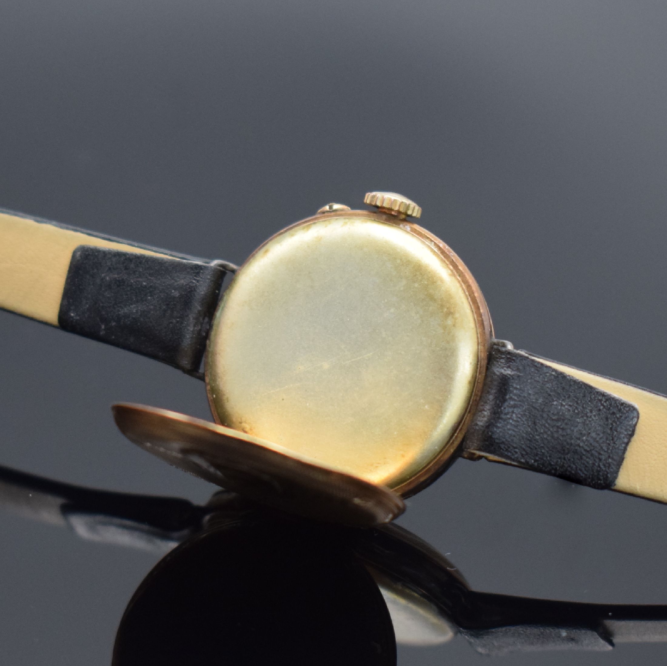 Detail j: 2 zu Armbanduhren umgebaute Taschenuhren in RG 585/000, Schweiz um 1900, guill. Rückdeckel m. Monogramm & floraler grav., Geh. dell., beide ...