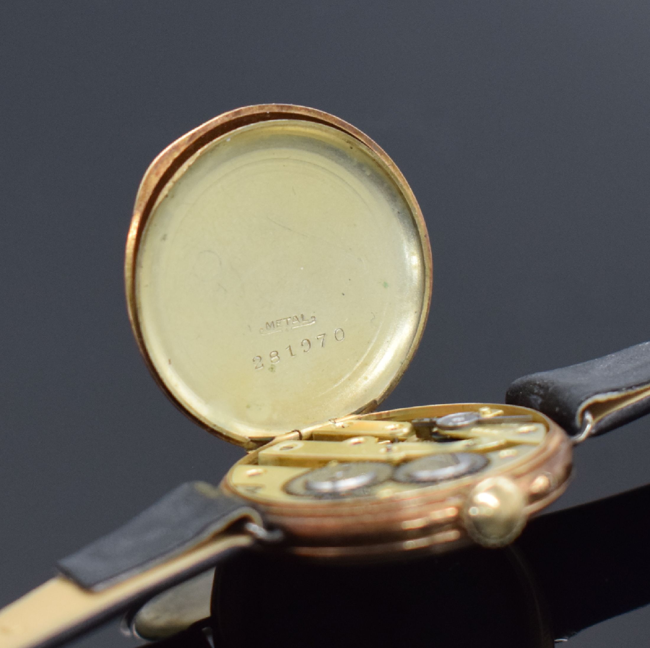 Detail k: 2 zu Armbanduhren umgebaute Taschenuhren in RG 585/000, Schweiz um 1900, guill. Rückdeckel m. Monogramm & floraler grav., Geh. dell., beide ...