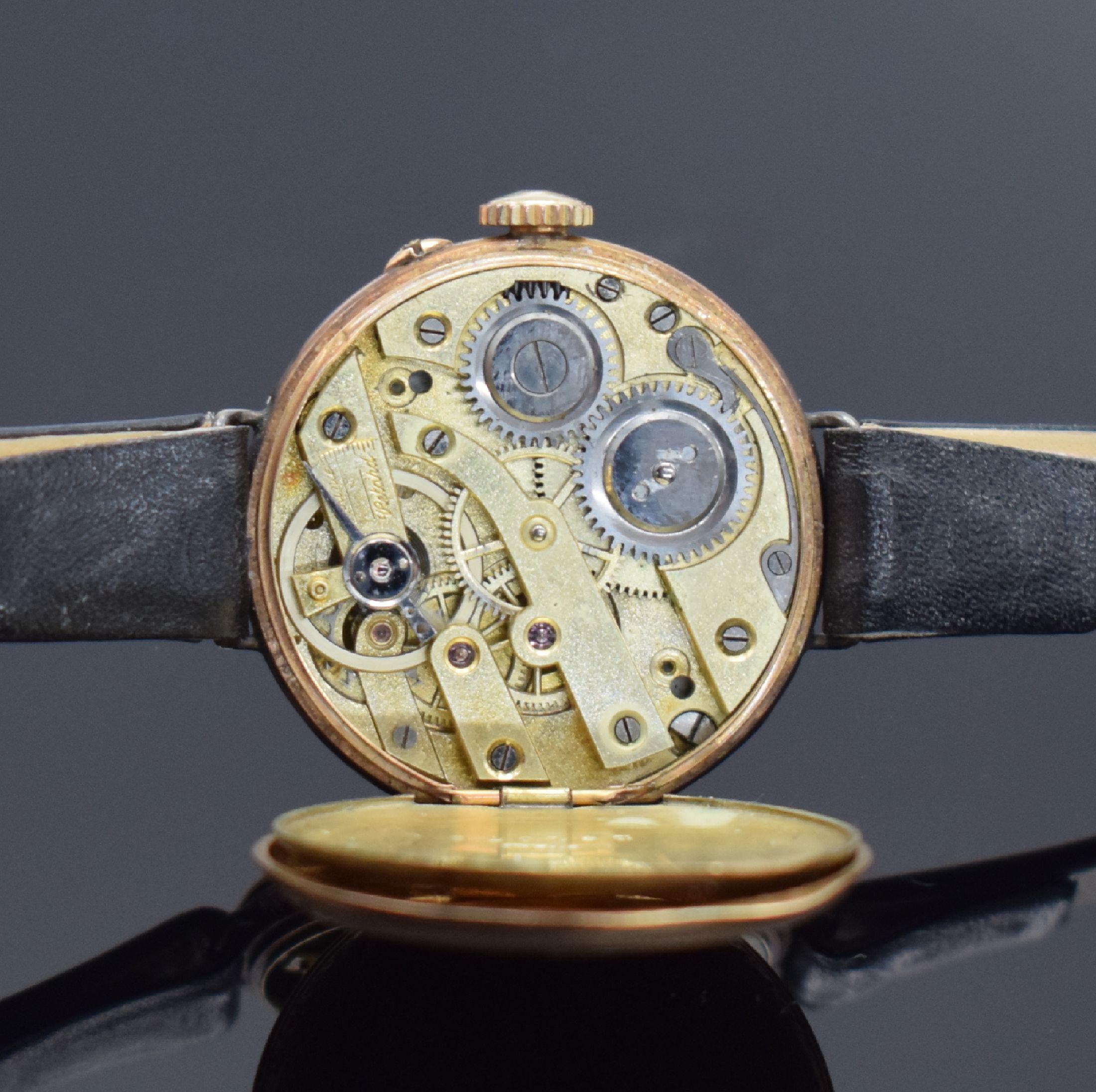 Detail l: 2 zu Armbanduhren umgebaute Taschenuhren in RG 585/000, Schweiz um 1900, guill. Rückdeckel m. Monogramm & floraler grav., Geh. dell., beide ...