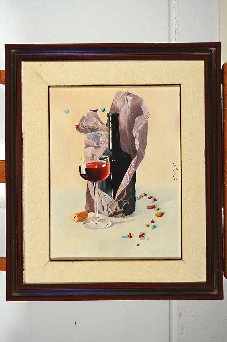 Detail k: Giuseppe Medagli, geb. 1956 Neapel, tätig in Wuppertal, Stillleben mit Weinflasche und -glas, rückseitig betitelt: Divasazioni mistiche su una ...