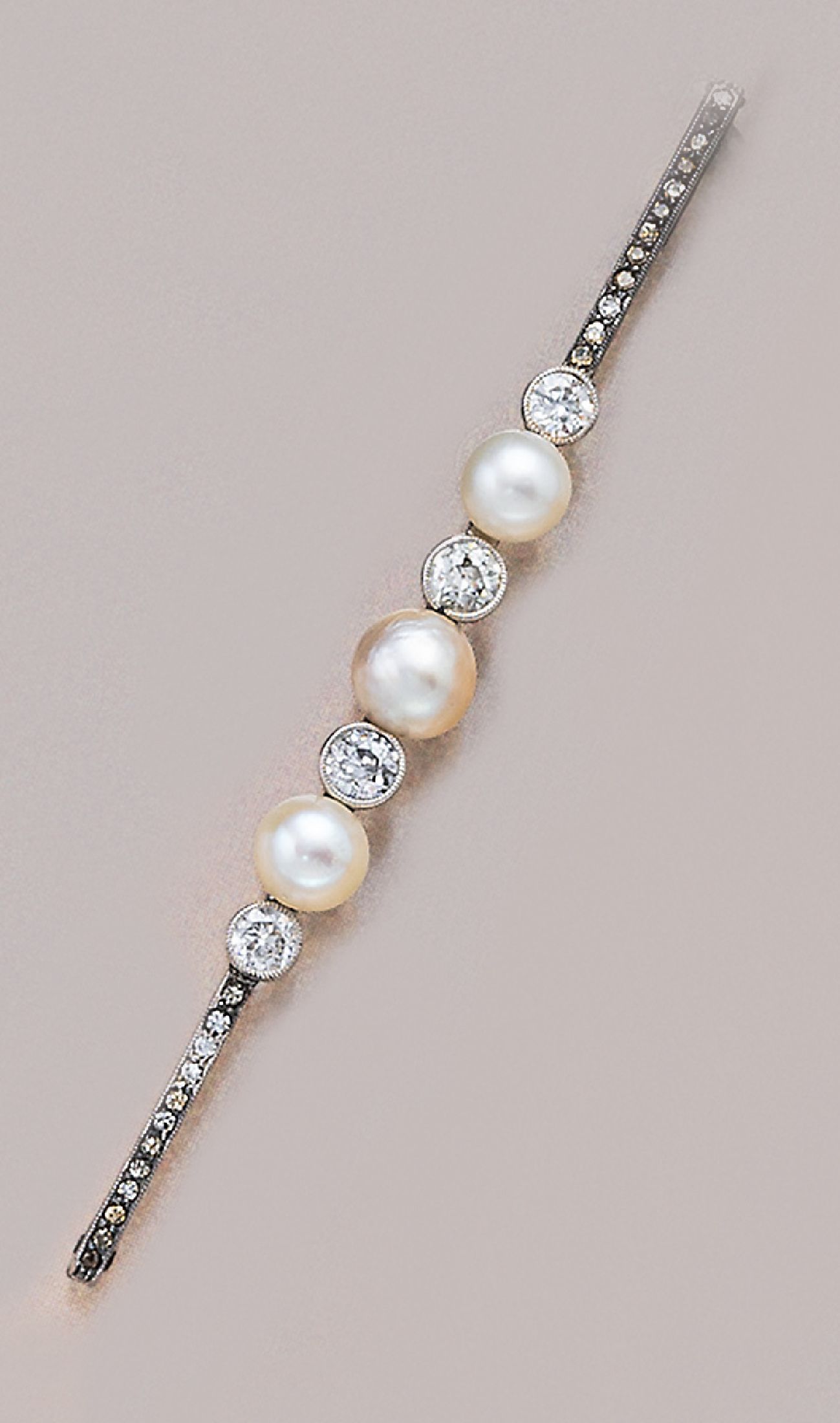 14 kt Gold Orientperl-Diamant-Brosche, um 1900, 3 Orientperlen, 4 Diamanten zus. ca. 1.0ct Weiß-l.get.Weiß/ si-p1, L. ca. 6.5 cm, ca. 5.3 g