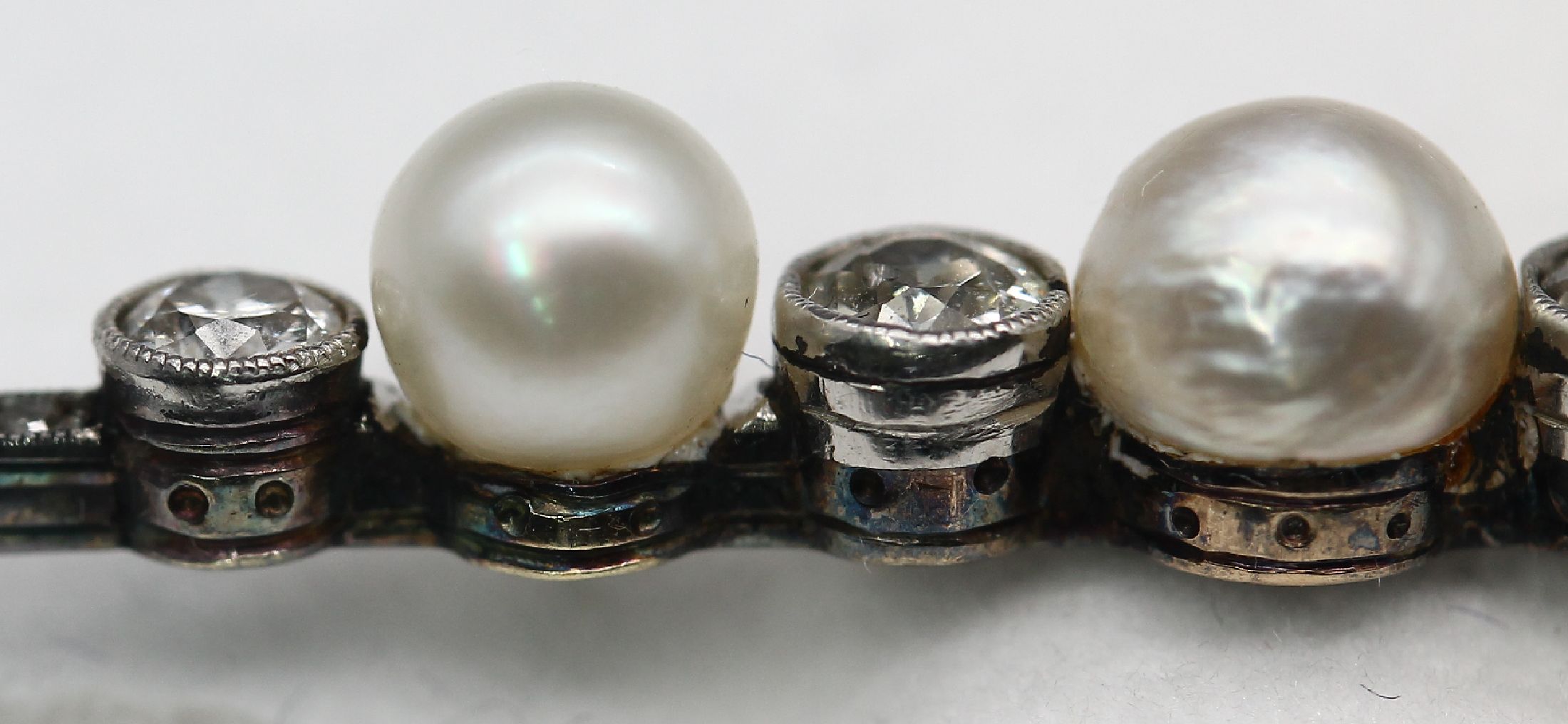 Detail b: 14 kt Gold Orientperl-Diamant-Brosche, um 1900, 3 Orientperlen, 4 Diamanten zus. ca. 1.0ct Weiß-l.get.Weiß/ si-p1, L. ca. 6.5 cm, ca. 5.3 g