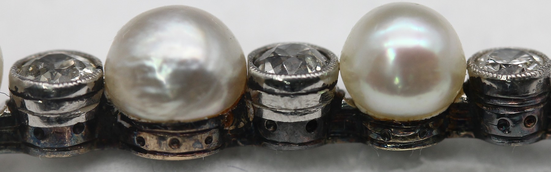 Detail c: 14 kt Gold Orientperl-Diamant-Brosche, um 1900, 3 Orientperlen, 4 Diamanten zus. ca. 1.0ct Weiß-l.get.Weiß/ si-p1, L. ca. 6.5 cm, ca. 5.3 g