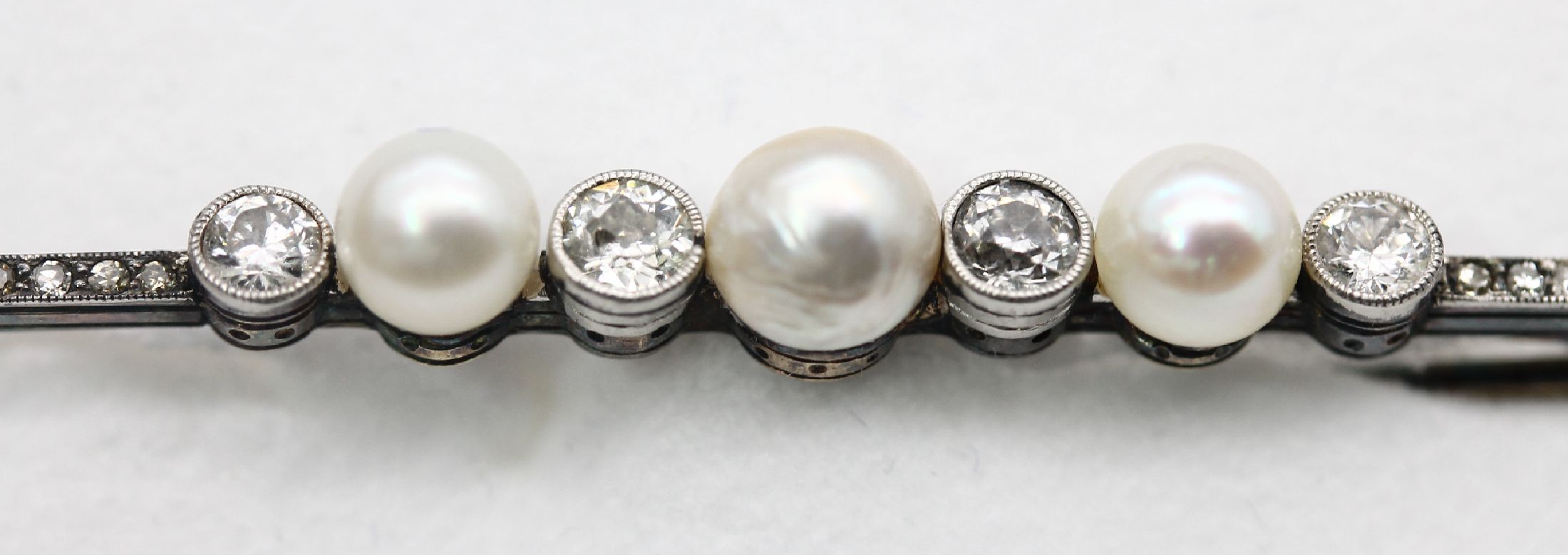 Detail d: 14 kt Gold Orientperl-Diamant-Brosche, um 1900, 3 Orientperlen, 4 Diamanten zus. ca. 1.0ct Weiß-l.get.Weiß/ si-p1, L. ca. 6.5 cm, ca. 5.3 g