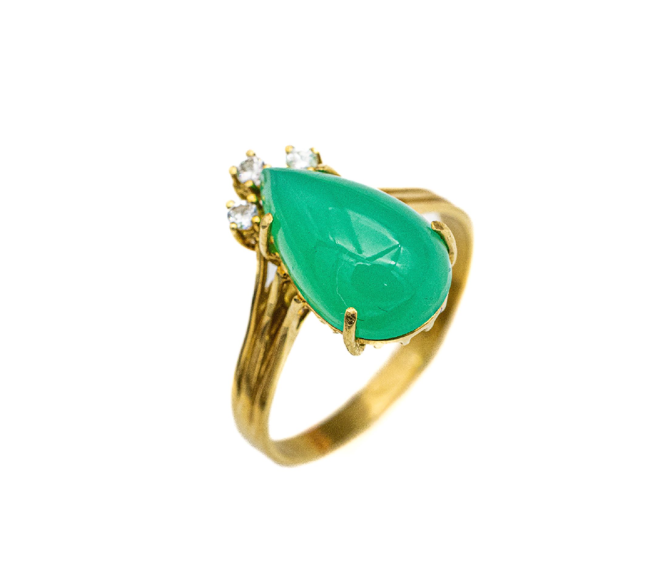 Detail a: 18 kt Gold Chrysopras-Brillant-Ring, GG 750/000, Chrysoprascabochon, 3 Brillanten zus.ca. 0.06 ct Weiß/vs, RW 57, ca. 4.1 g