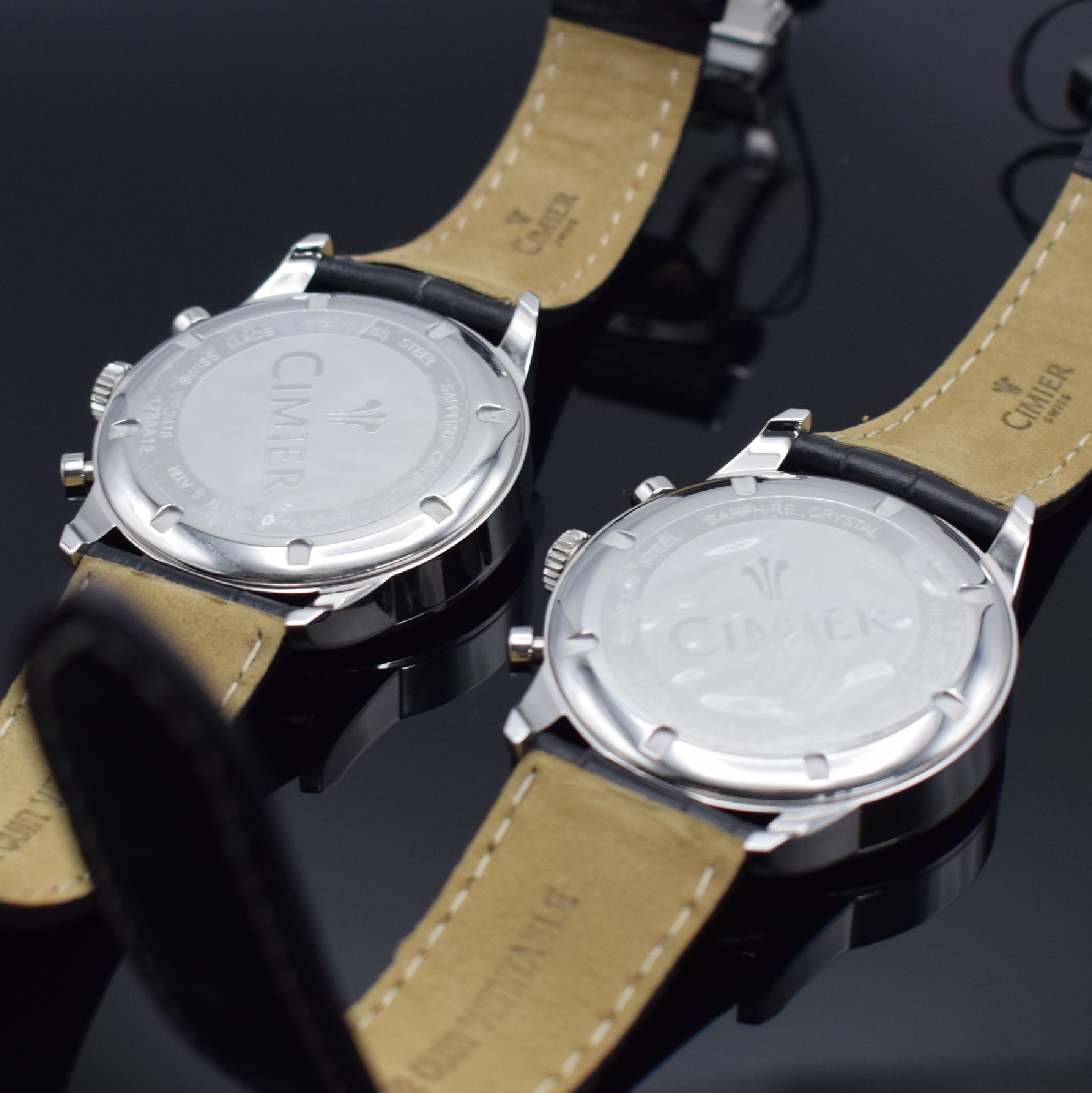 Detail c: CIMIER 4 Herrenchronographen in Edelstahl, Schweiz um 2010, quarz, Ref. 6108 & 2418, verschr. bzw. geschr. Geh.-Böden, orig. Lederband m. Faltschl., ...