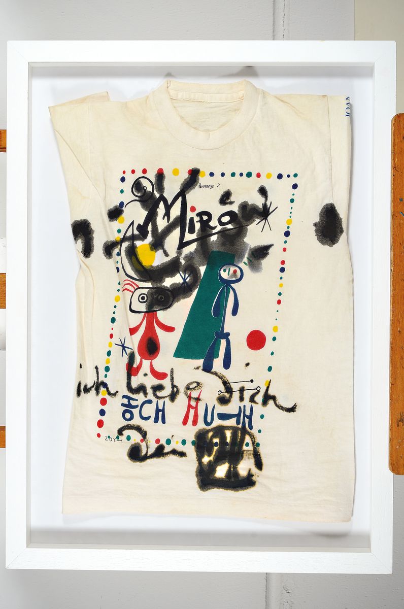 Detail k: Horst Janssen, 1929-1995, mit schwarzer Farbe übermaltes Miro T-Shirt, Unikat, monogrammiert, im edlen Objektrahmen, 1980er Jahre, Provenienz St. ...