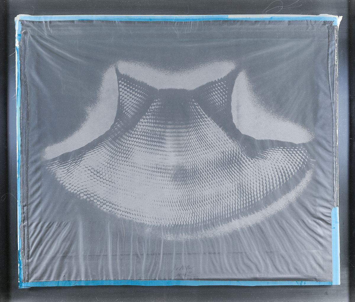Heinz Mack, geb. 1931,, Siebdruckgewebe zwischen Plexiglasscheiben in Alurahmen, Unikat, handsigniert, ca. 68.5 x 79.5 x 4 cm, dieses Unikat des ...