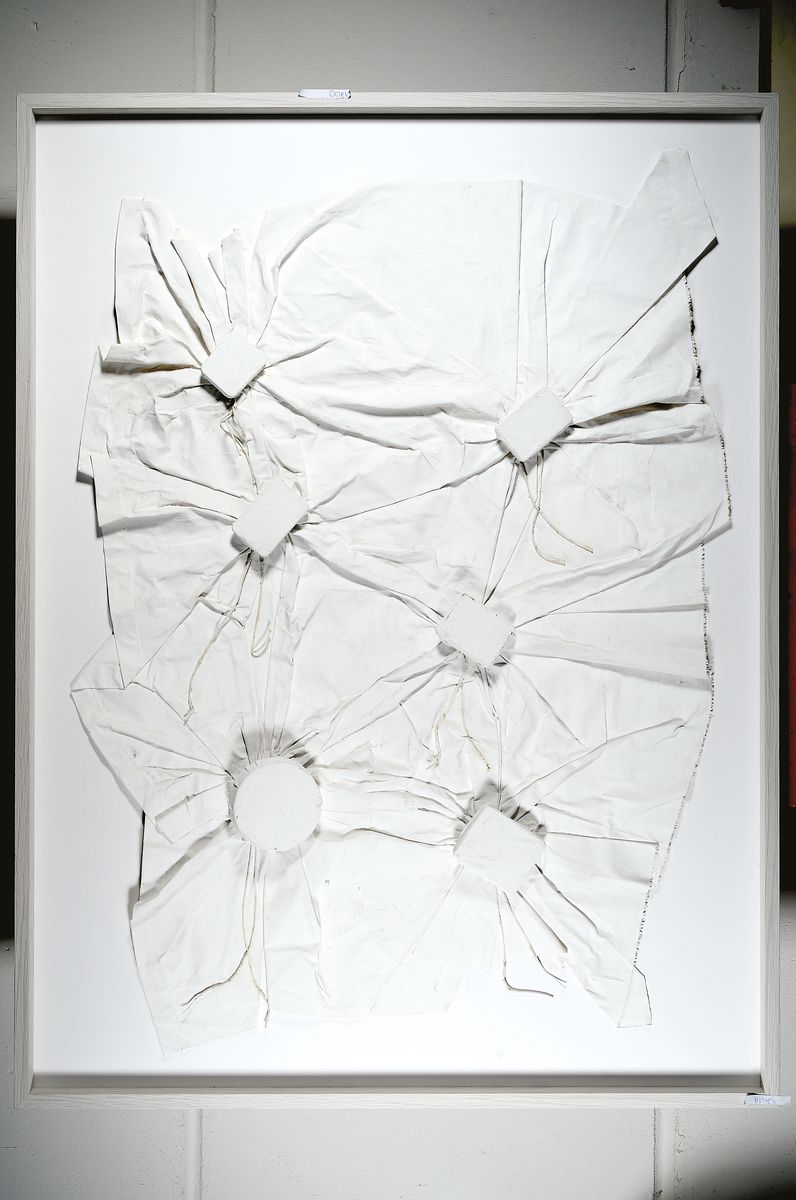 Detail k: Herbert Zangs, 1924 - 2003, große Stoff-Arbeit, weiße Knüpfung mit Dosen, (Acryl/Dosen, Schnur und Stoff), Knüpfung mit 6 Dosen, 105 x 76 cm, ...