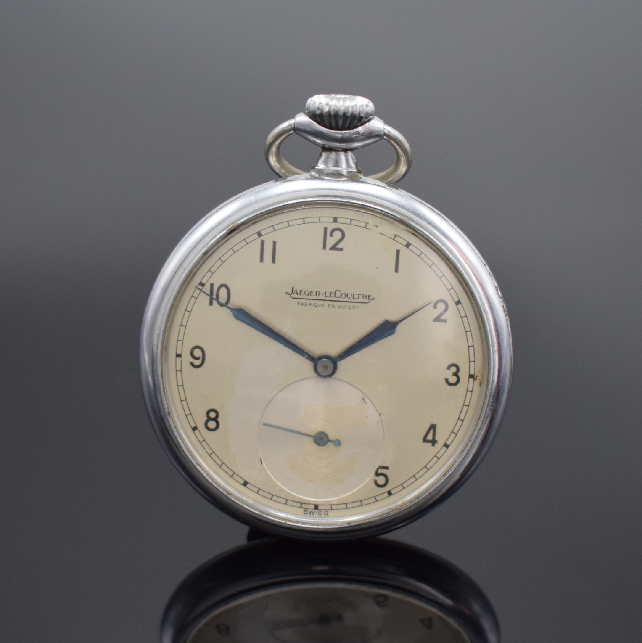 Jaeger-LeCoultre offene Herrentaschenuhr, Schweiz um 1940, verchr. Geh., Rückdeckel gedr., silb. Zifferbl. pat./fl., Lack teils abgenutzt/nicht ...