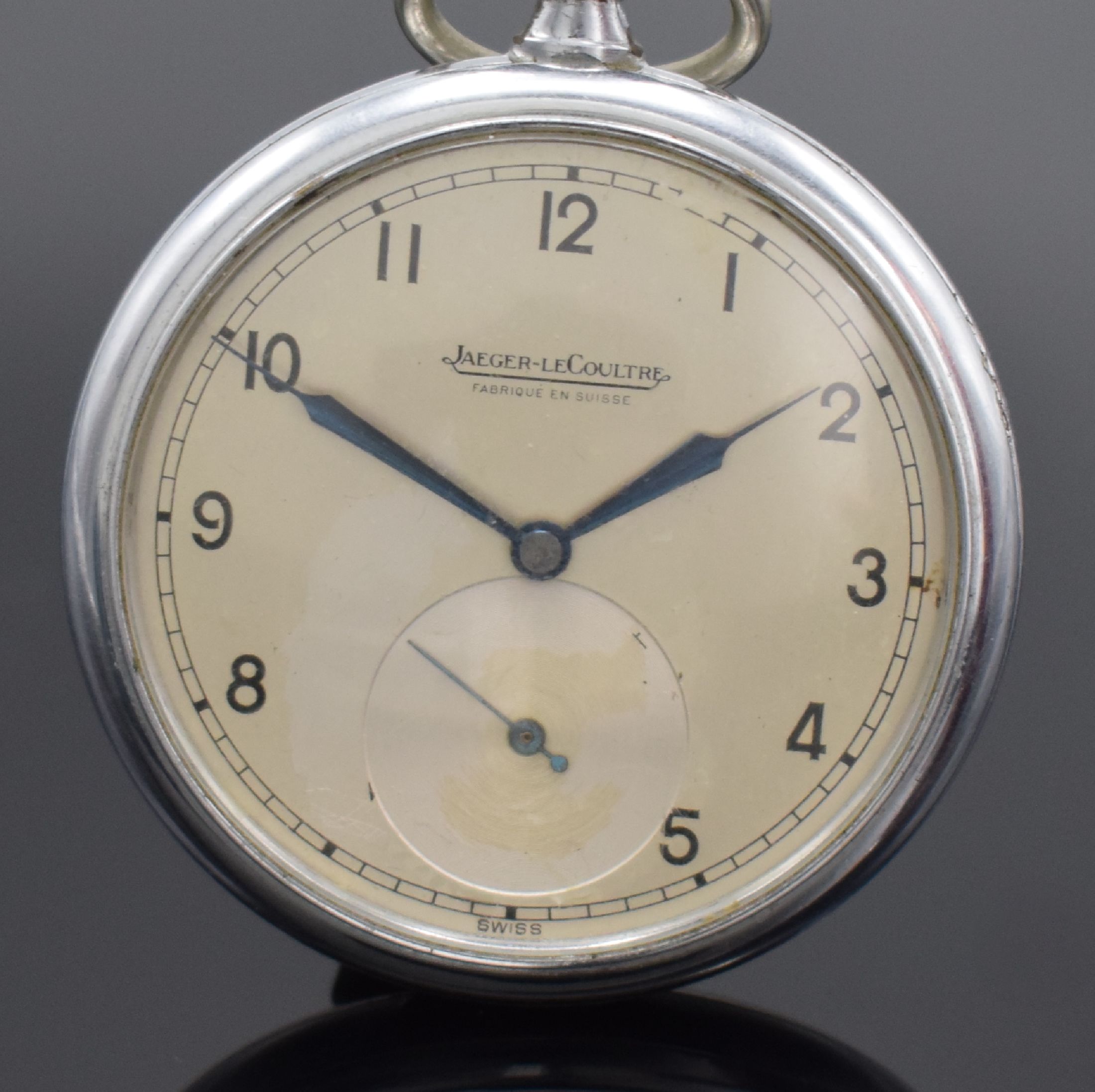 Detail a: Jaeger-LeCoultre offene Herrentaschenuhr, Schweiz um 1940, verchr. Geh., Rückdeckel gedr., silb. Zifferbl. pat./fl., Lack teils abgenutzt/nicht ...