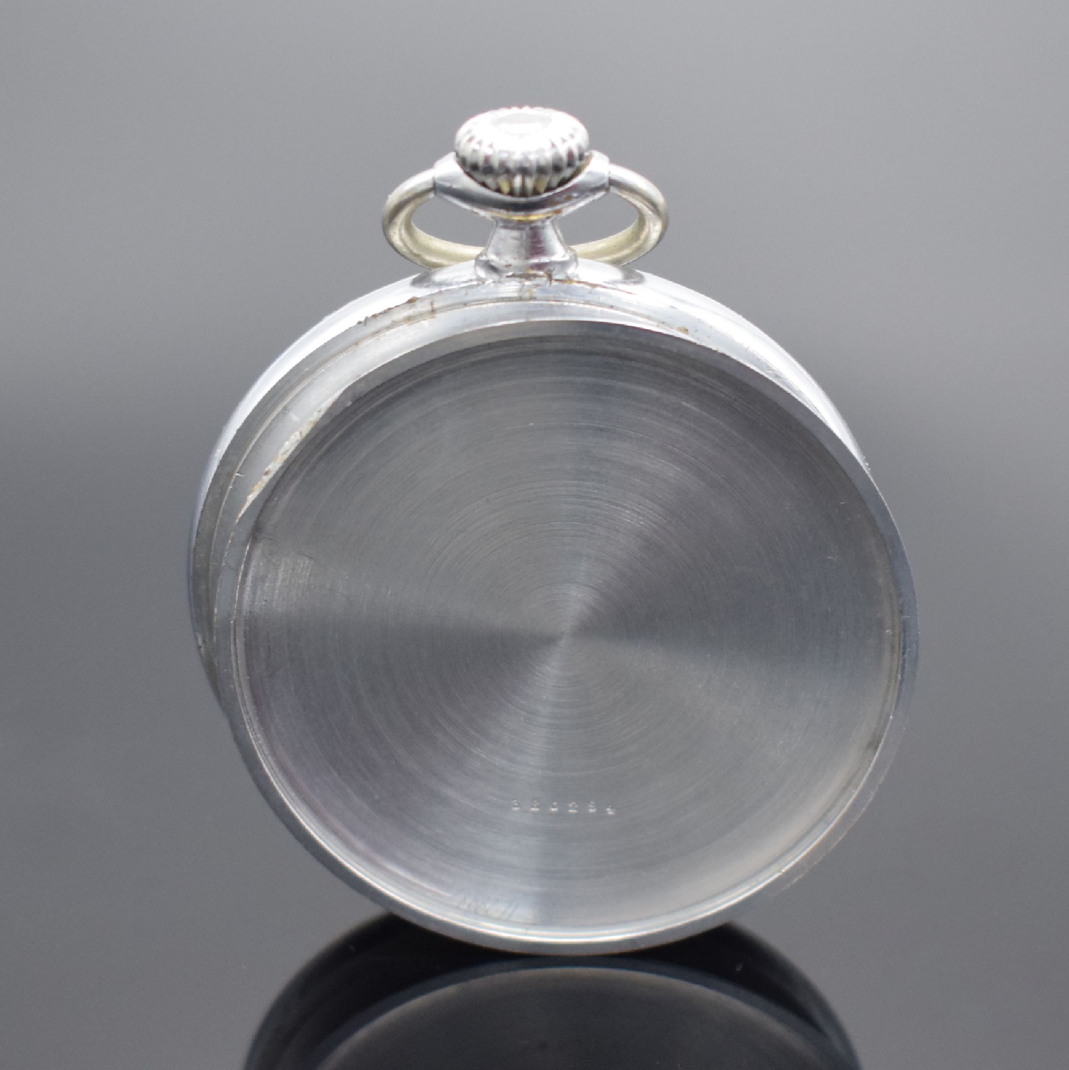 Detail d: Jaeger-LeCoultre offene Herrentaschenuhr, Schweiz um 1940, verchr. Geh., Rückdeckel gedr., silb. Zifferbl. pat./fl., Lack teils abgenutzt/nicht ...