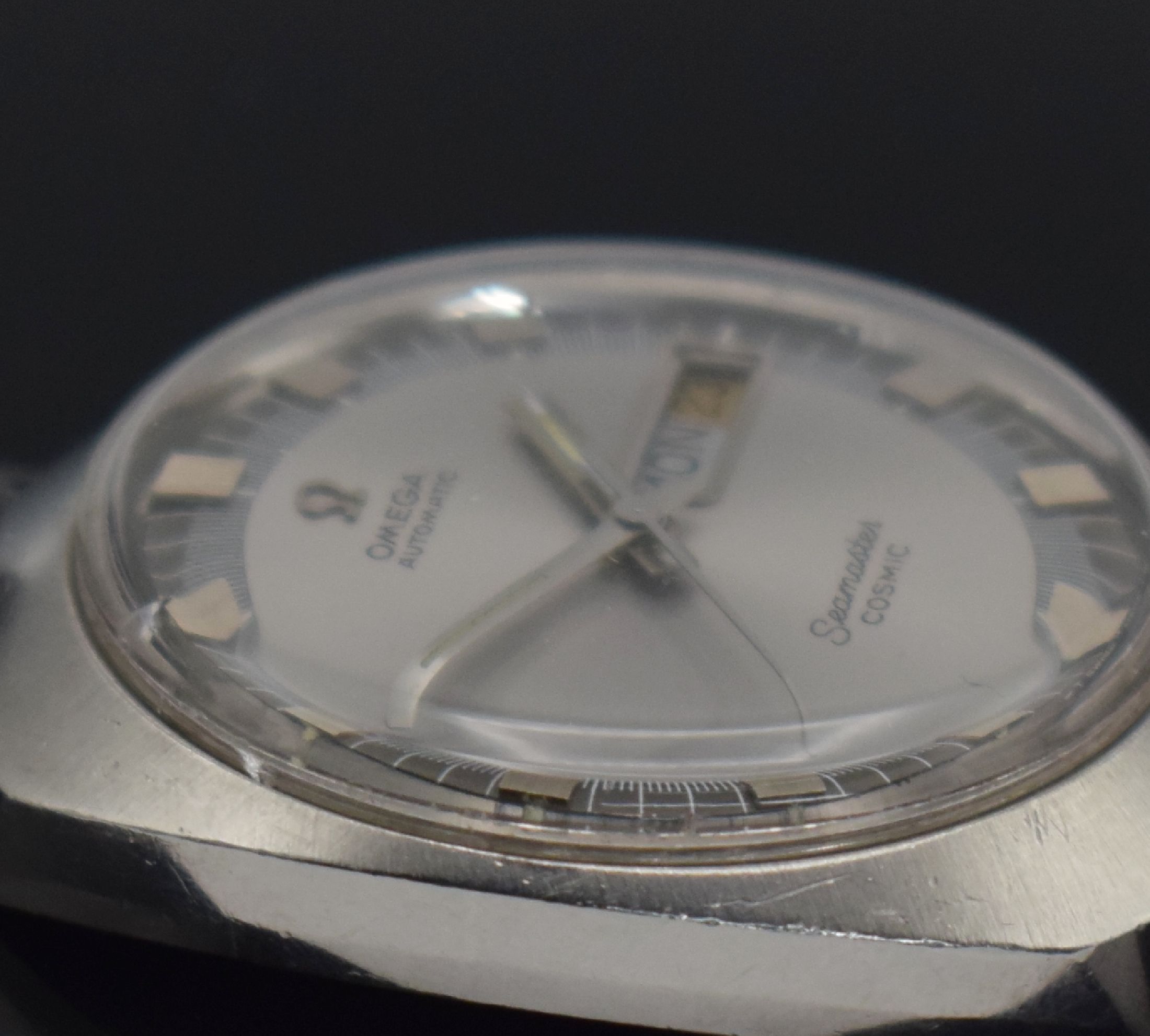 Detail d: OMEGA Seamaster Cosmic Herrenarmbanduhr, Schweiz um 1969, Automatik, Ref. 166.035, Monocoque-Geh. in Stahl, schönes silb. Duoton-Zifferbl., silb. ...