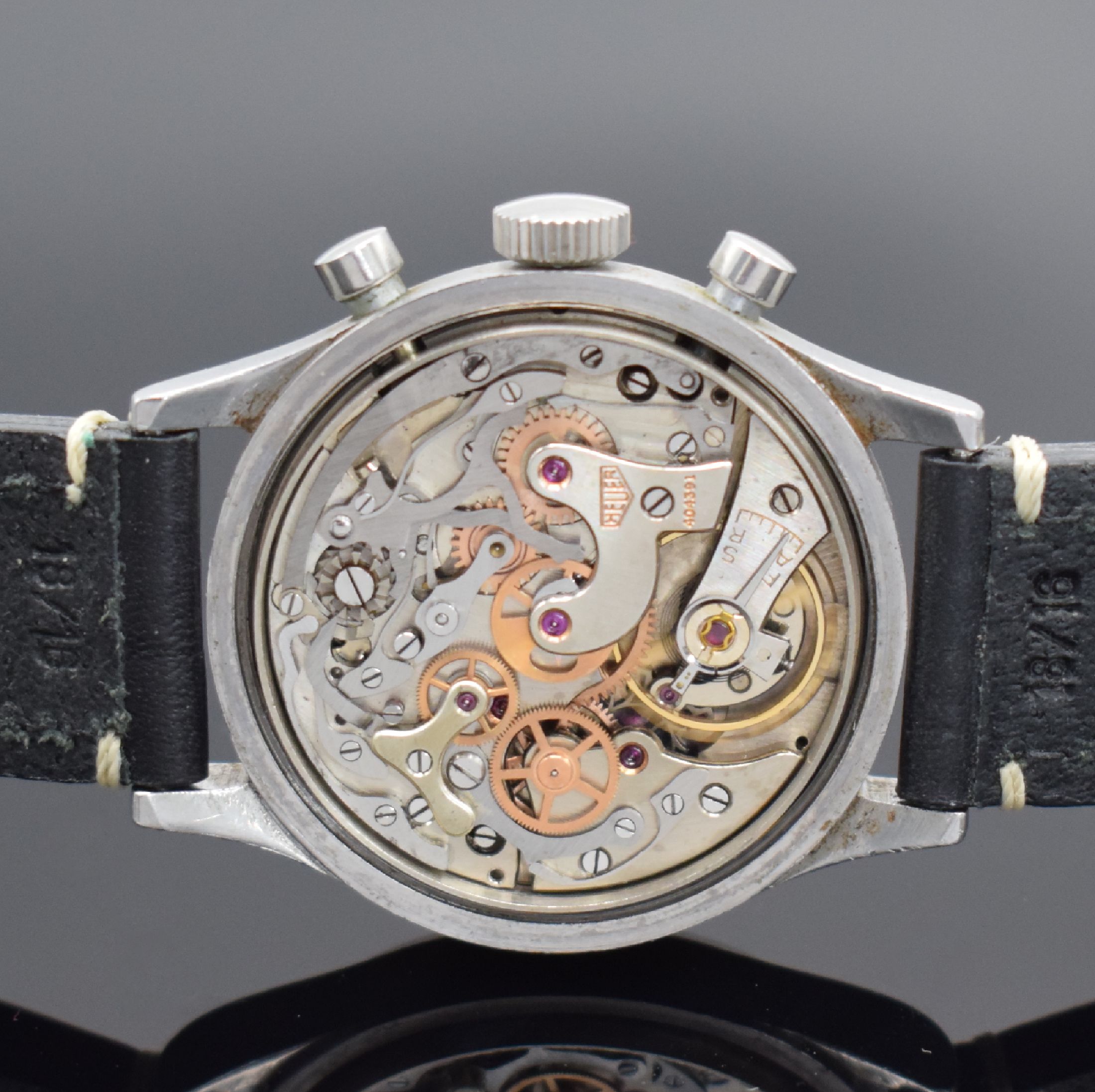 Detail d: HEUER seltener Schaltradchronograph mit Kaliber Valjoux 23 in Edelstahl, Schweiz um 1950, Handaufzug, sign. Boden geschr., schwarzes orig. ...