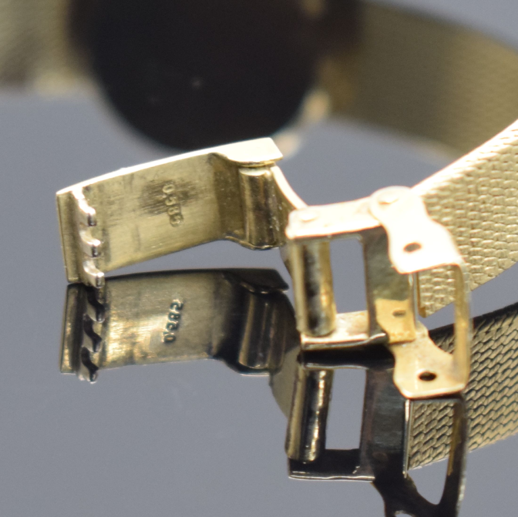Detail b: JUNGHANS Damenarmbanduhr in GG 585/000, Handaufzug, Deutschland um 1965, 2-teil. Geh., Boden aufgedr., Milanaiseband, gold. Zifferbl. m. arab. Std., ...