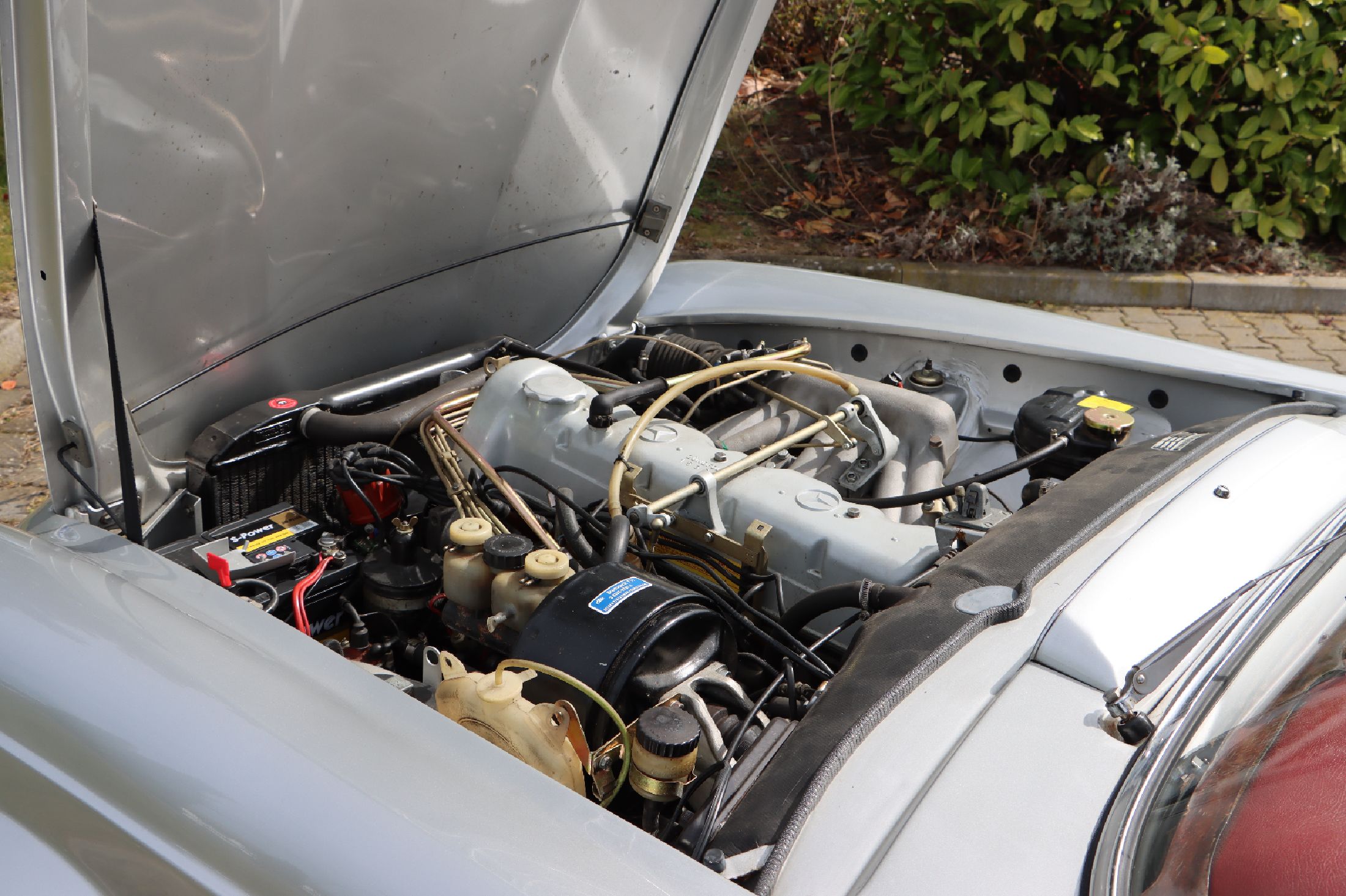 Detail j: Mercedes Benz 230 SL Pagode, EZ 04/1964, Fahrgestellnummer: 11304210004713, Laufleistung ca. 38.500 km abgelesen, 110 kW/150 PS, HU Neu 09/2025, ...
