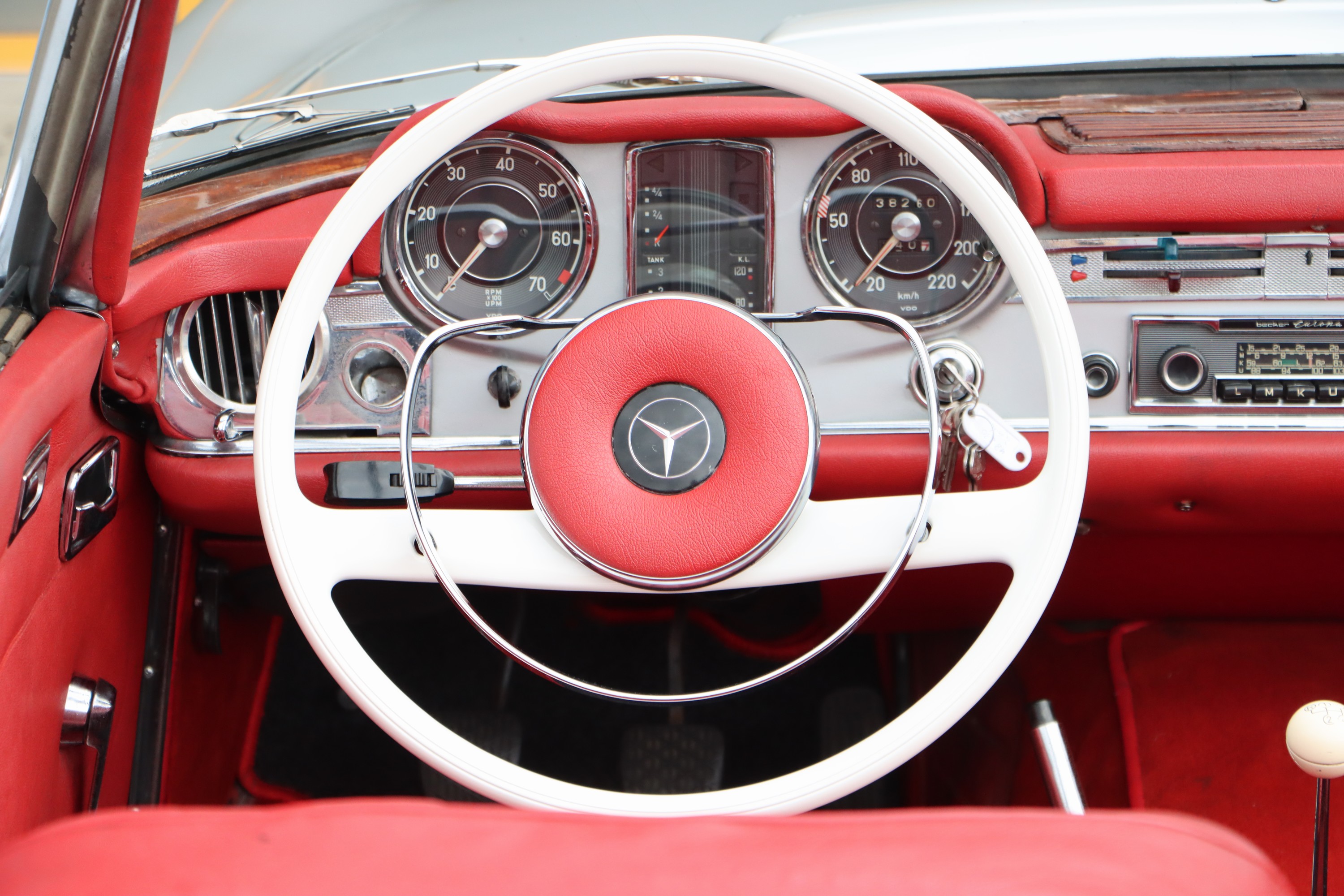Detail k: Mercedes Benz 230 SL Pagode, EZ 04/1964, Laufleistung ca. 38.500 km abgelesen, Motor von Modell 250 SL, Schaltgetriebe, Farbkombination außen ...