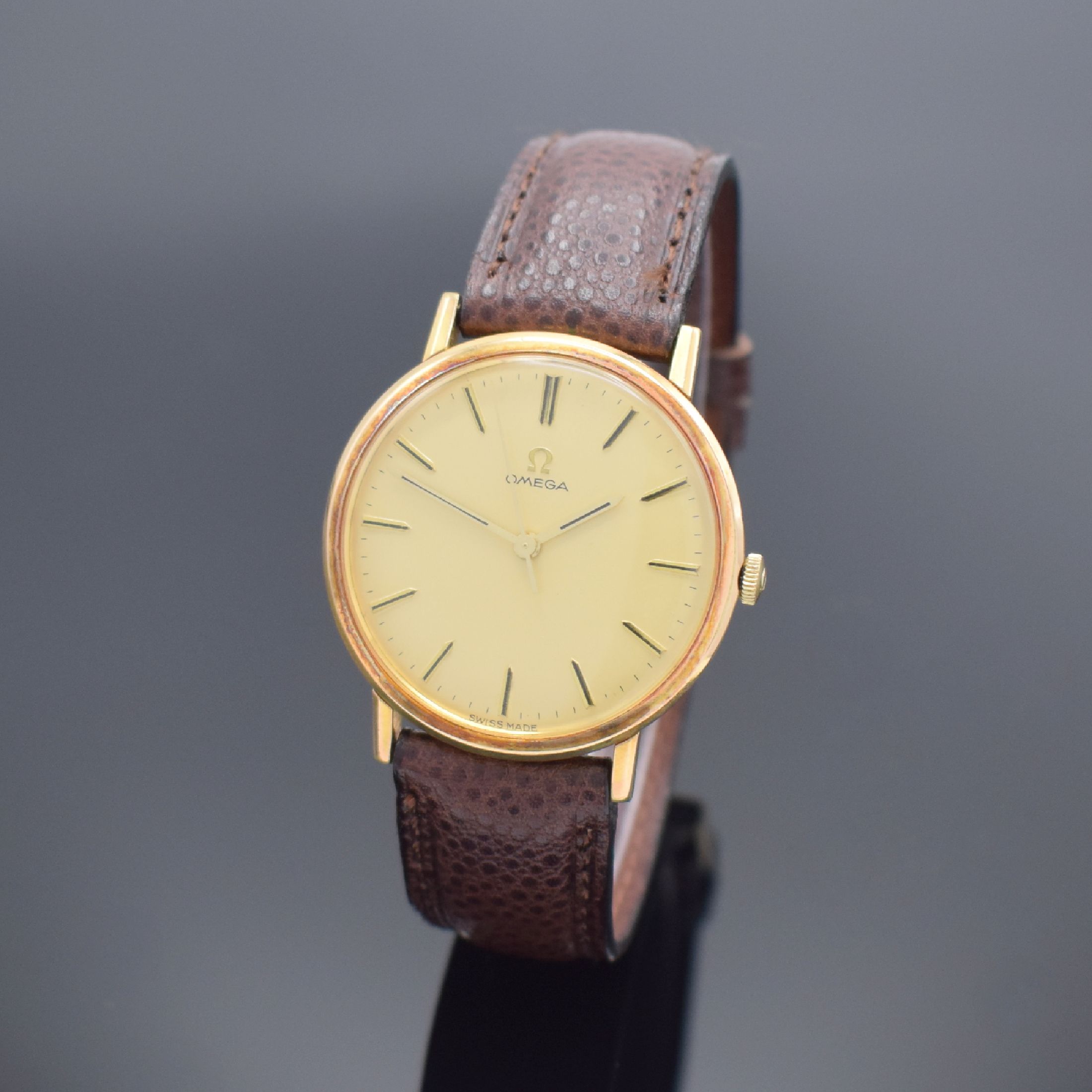 OMEGA Herrenarmbanduhr Referenz 131.019, Handaufzug, Schweiz um 1968, verg. Metallgeh., Edelstahlboden aufgedr., Lederband mit Omega Stiftschl., ...