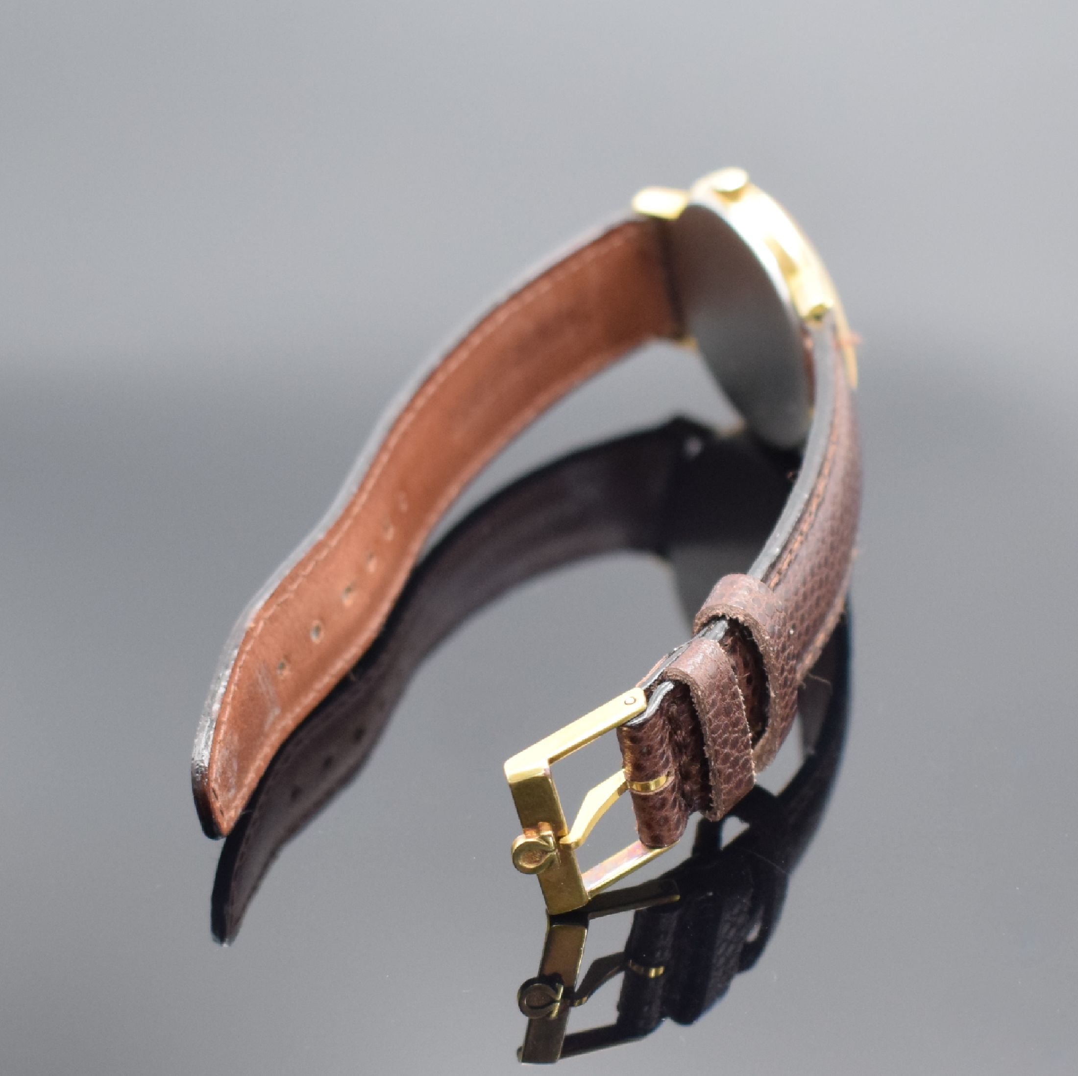 Detail b: OMEGA Herrenarmbanduhr Referenz 131.019, Handaufzug, Schweiz um 1968, verg. Metallgeh., Edelstahlboden aufgedr., Lederband mit Omega Stiftschl., ...