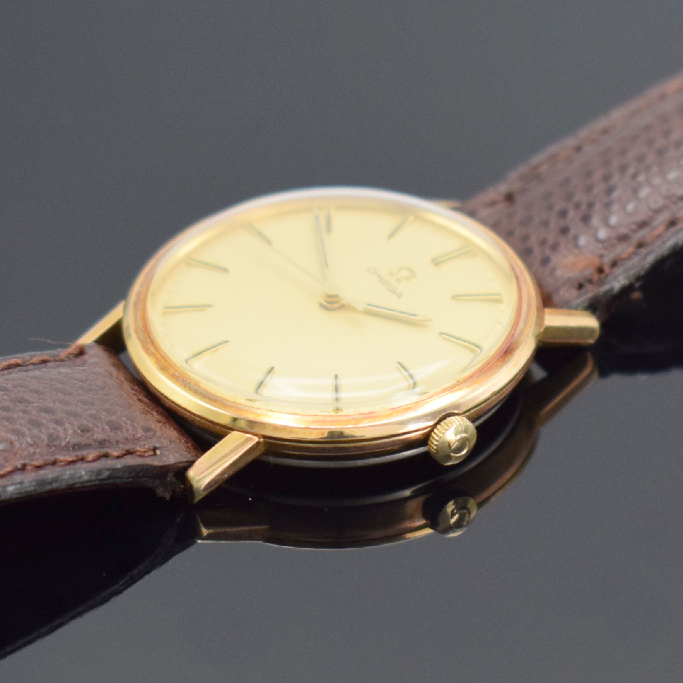 Detail c: OMEGA Herrenarmbanduhr Referenz 131.019, Handaufzug, Schweiz um 1968, verg. Metallgeh., Edelstahlboden aufgedr., Lederband mit Omega Stiftschl., ...