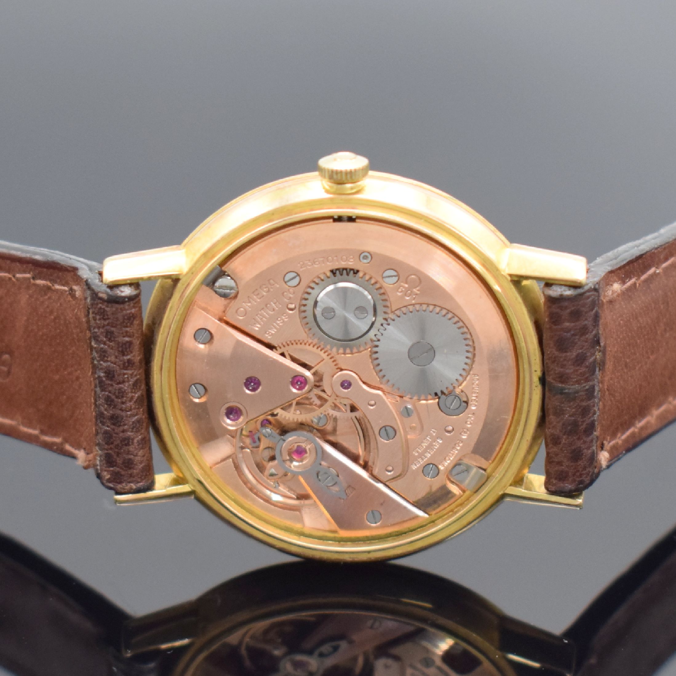 Detail e: OMEGA Herrenarmbanduhr Referenz 131.019, Handaufzug, Schweiz um 1968, verg. Metallgeh., Edelstahlboden aufgedr., Lederband mit Omega Stiftschl., ...