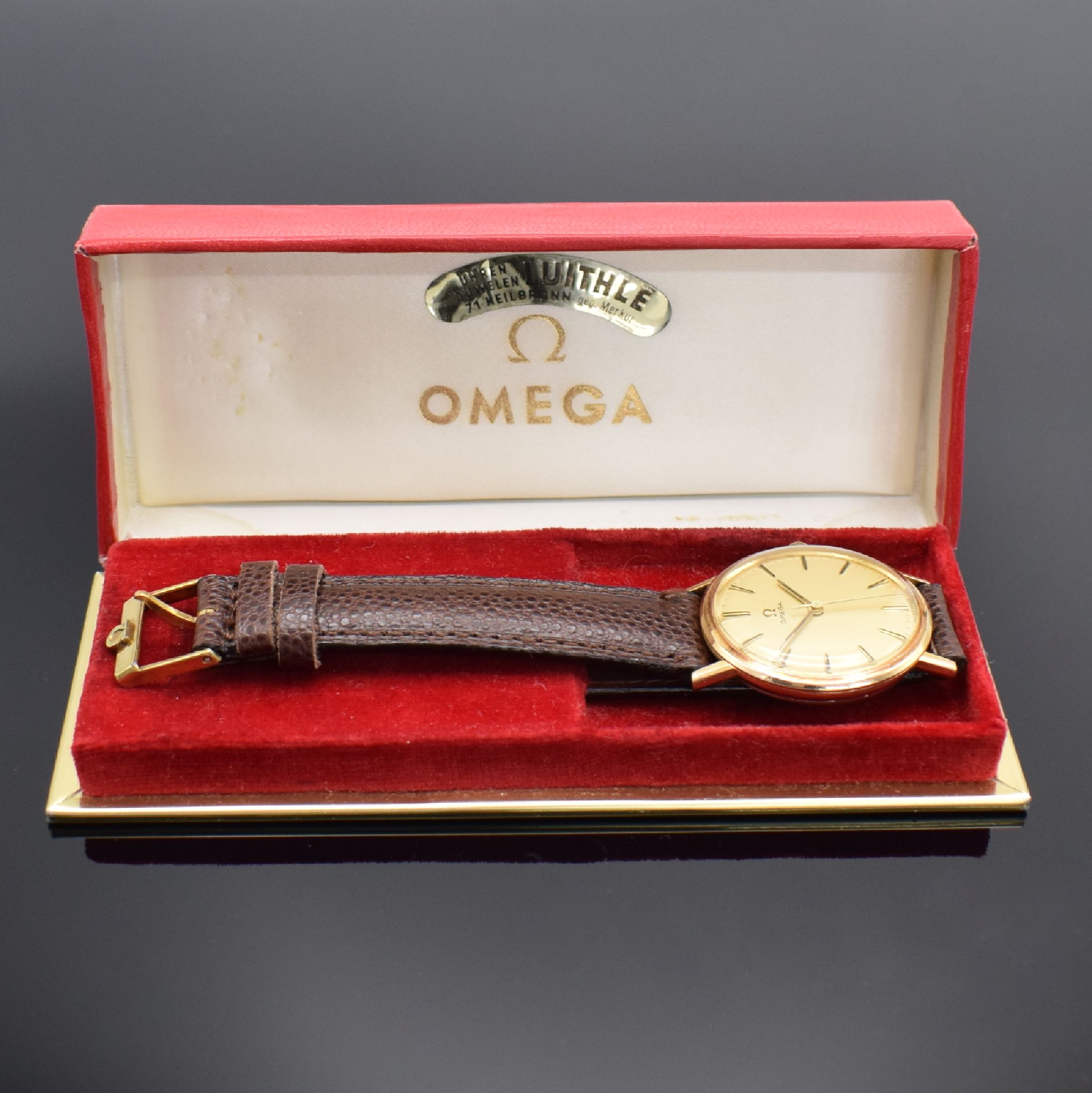 Detail g: OMEGA Herrenarmbanduhr Referenz 131.019, Handaufzug, Schweiz um 1968, verg. Metallgeh., Edelstahlboden aufgedr., Lederband mit Omega Stiftschl., ...