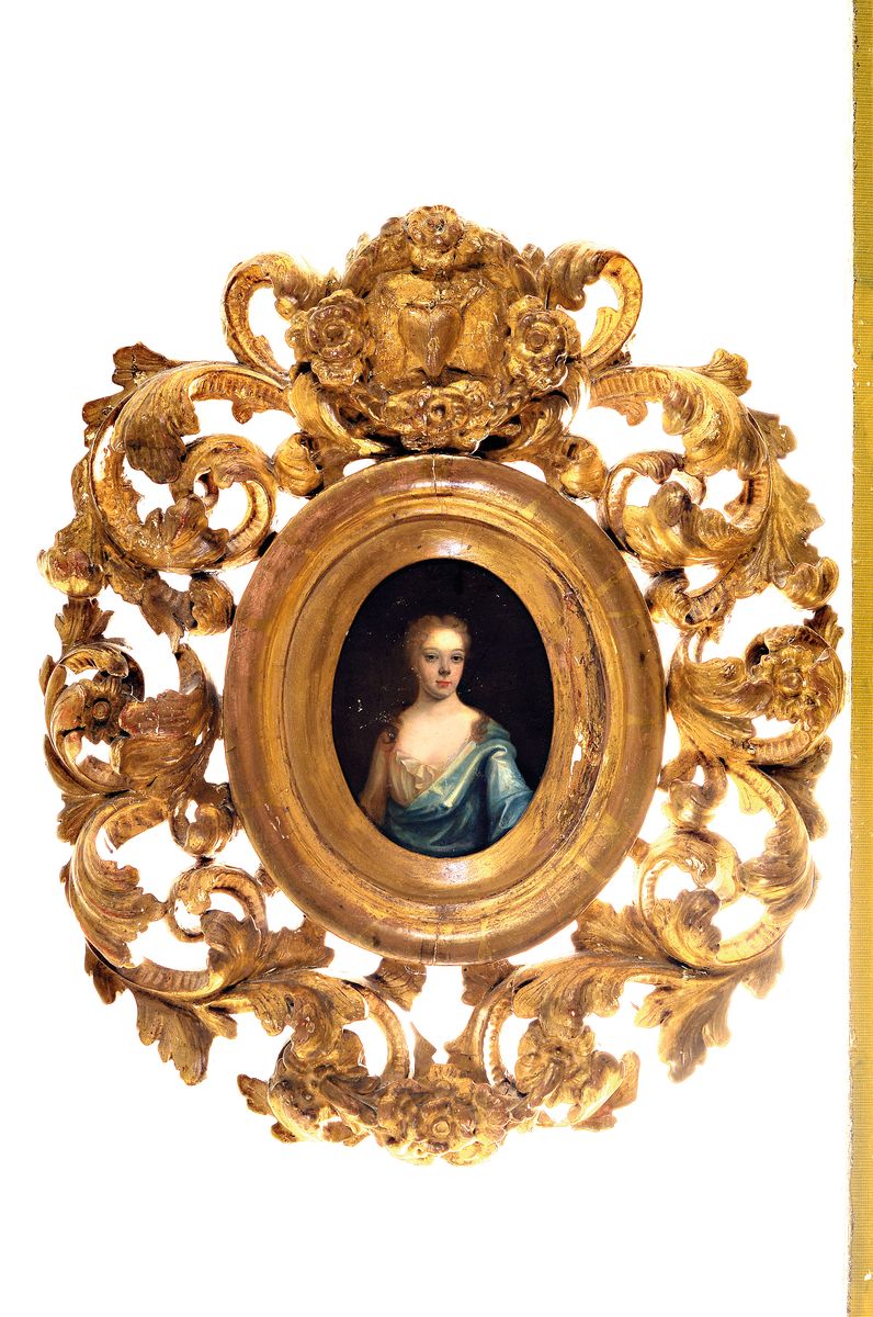 Detail k: Unbekannter Porträtist, wohl um 1800, Damenbildnis im Duktus des frühen 18.Jh., Öl/Kupferplatte, ovaler Bildausschnitt, sekundärer ...