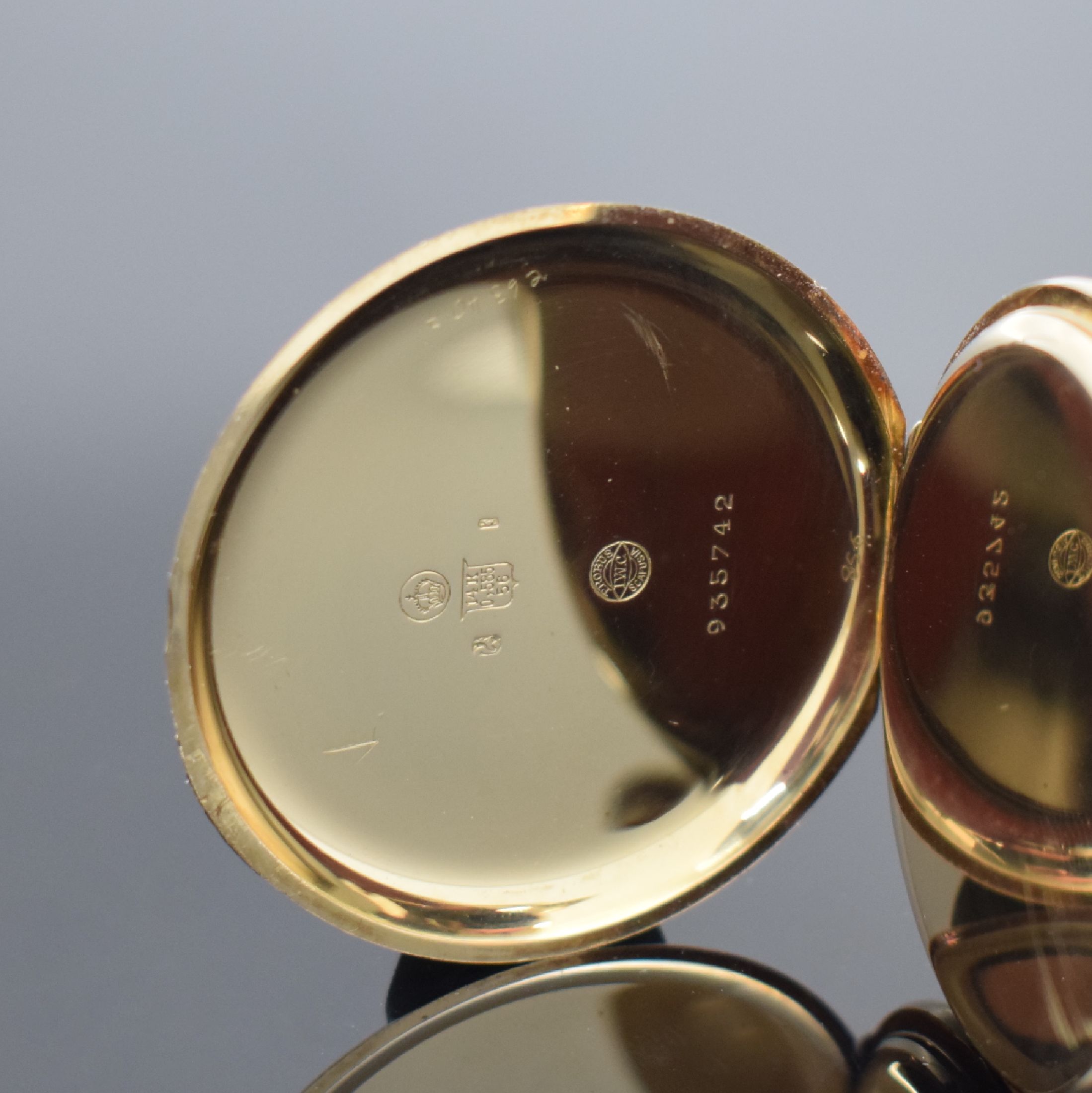 Detail b: IWC offene Taschenuhr in GG 585/000, Schweiz um 1930, glattes Geh., Scharnierboden, verg. Zifferbl. m. Breguetzahlen l. fl., kl. Sek. bei 6, gebl. ...