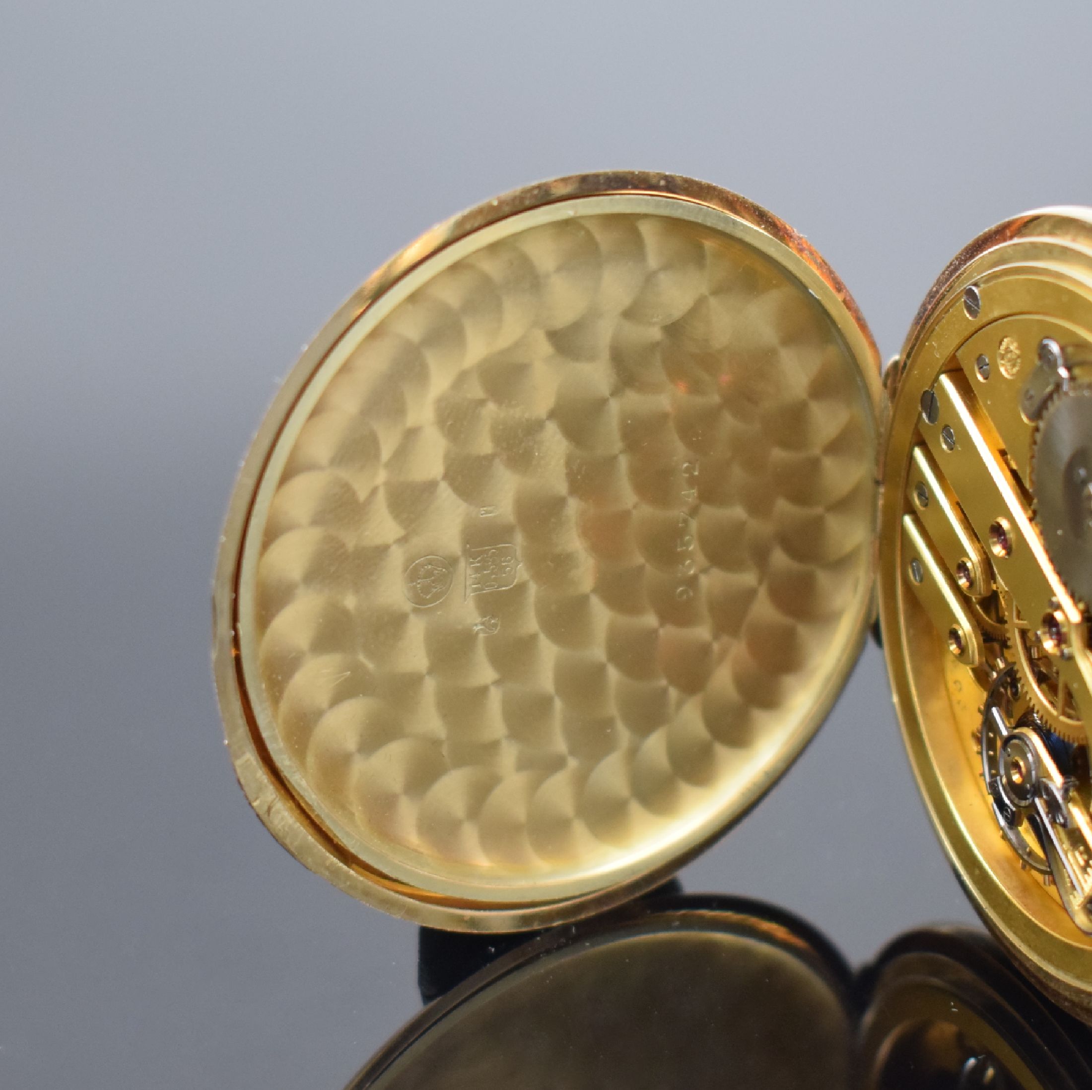 Detail d: IWC offene Taschenuhr in GG 585/000, Schweiz um 1930, glattes Geh., Scharnierboden, verg. Zifferbl. m. Breguetzahlen l. fl., kl. Sek. bei 6, gebl. ...