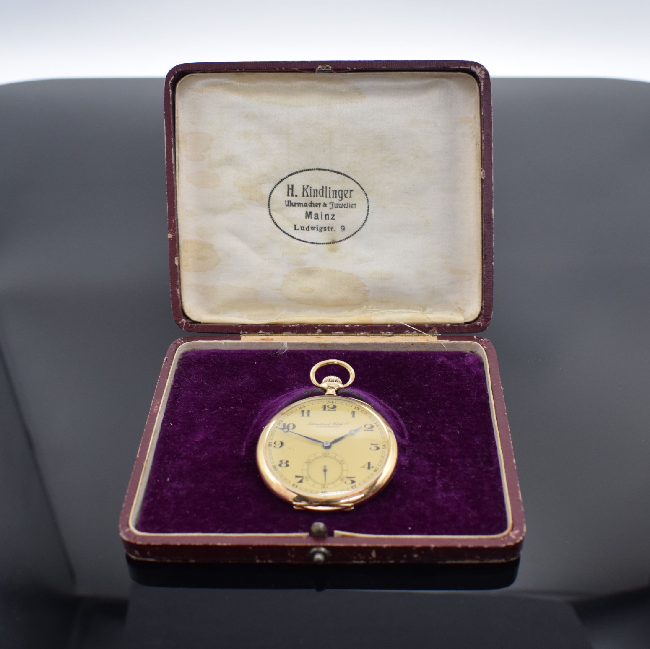 Detail f: IWC offene Taschenuhr in GG 585/000, Schweiz um 1930, glattes Geh., Scharnierboden, verg. Zifferbl. m. Breguetzahlen l. fl., kl. Sek. bei 6, gebl. ...