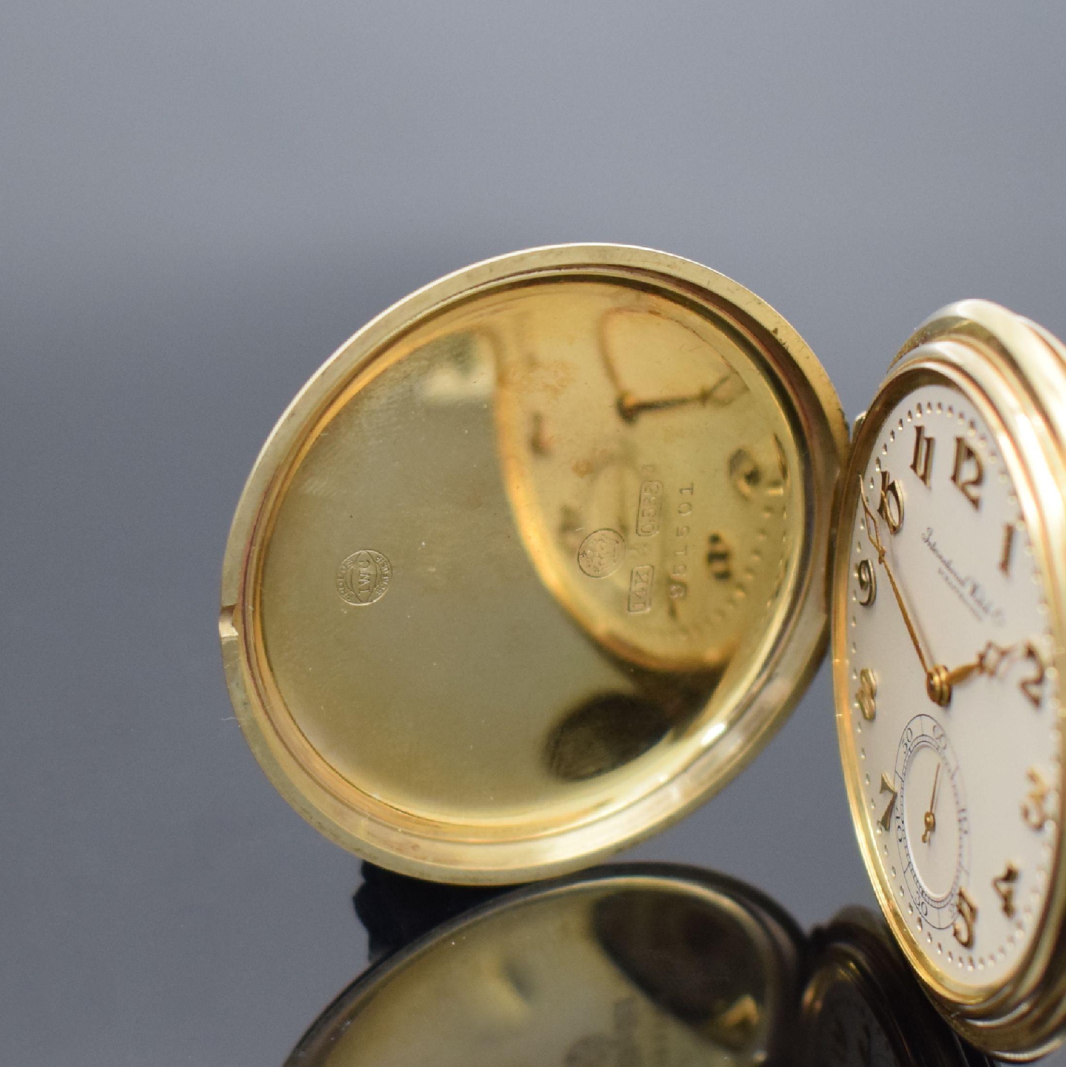 Detail a: IWC Savonette Herrentaschenuhr in GG 585/000, Schweiz um 1930, 2-Deckel Goldgeh. beids. sym. guill., Metallzifferblatt, Metallcuvette, verg. ...