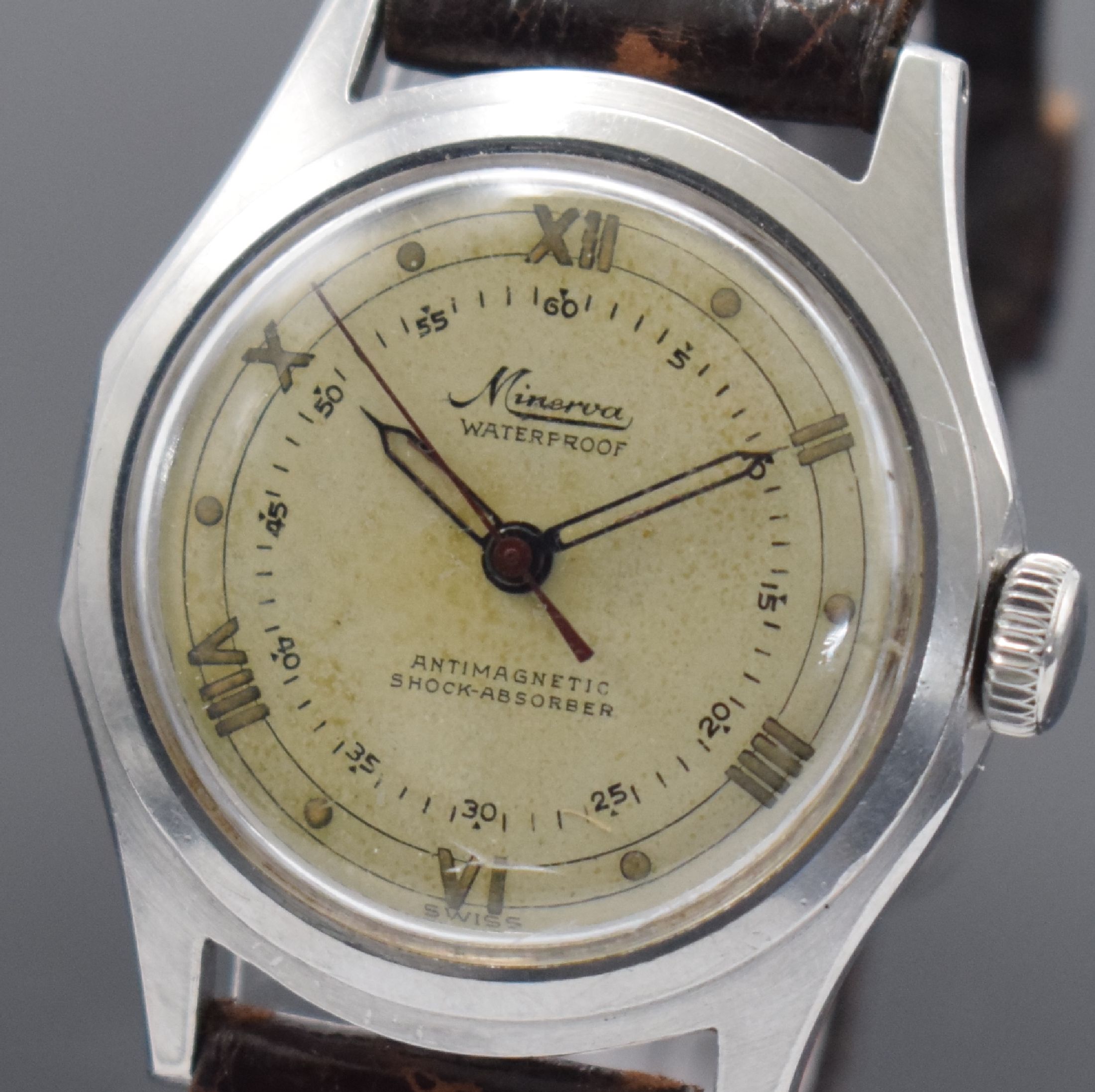 Detail a: MINERVA Herrenarmbanduhr Kaliber 49 in Stahl mit geschraubtem Boden, Schweiz um 1950, Handaufzug, ausgefallenes sign. Geh. mit geschr. Boden, unrest. ...
