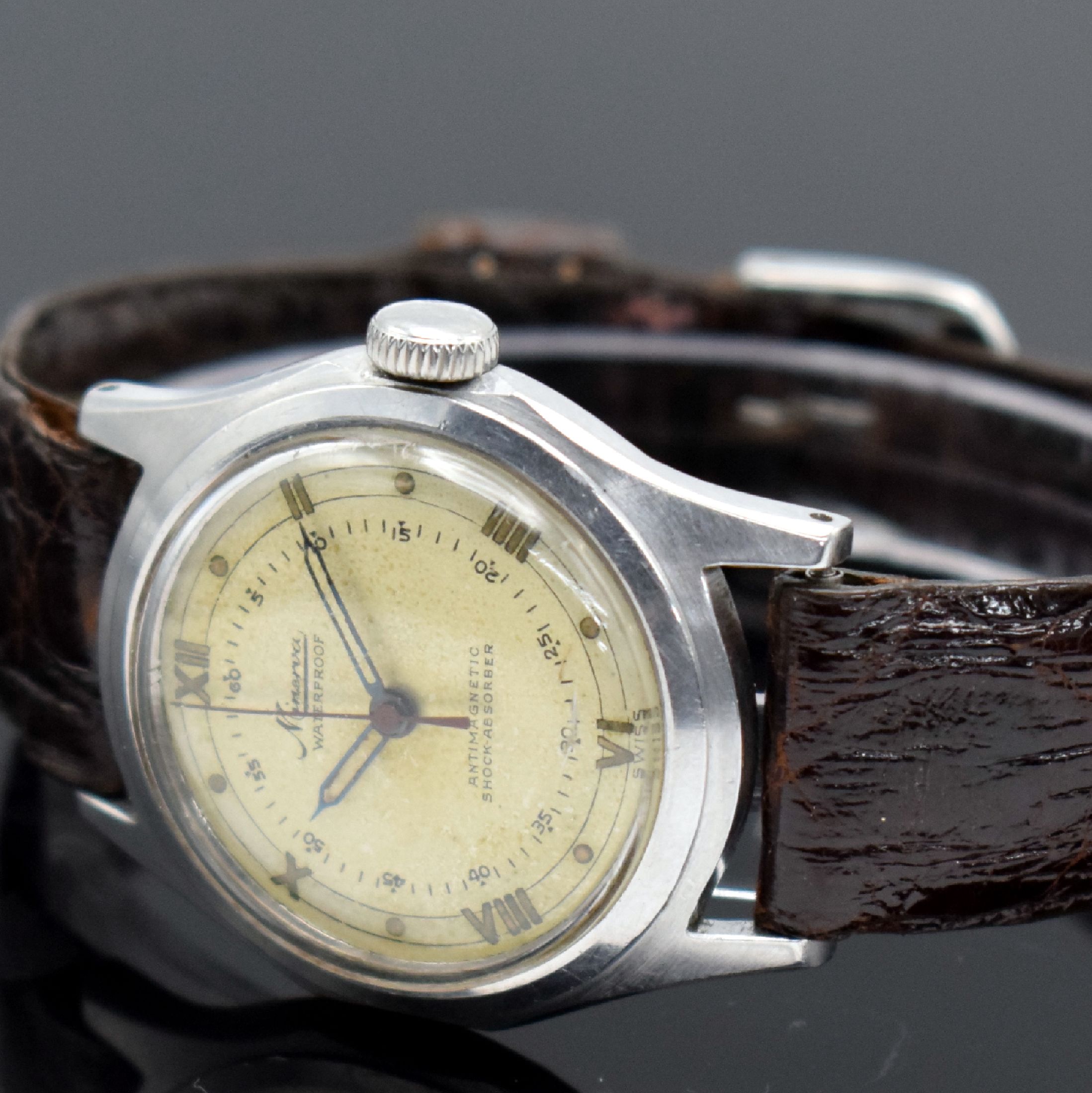 Detail b: MINERVA Herrenarmbanduhr Kaliber 49 in Stahl mit geschraubtem Boden, Schweiz um 1950, Handaufzug, ausgefallenes sign. Geh. mit geschr. Boden, unrest. ...